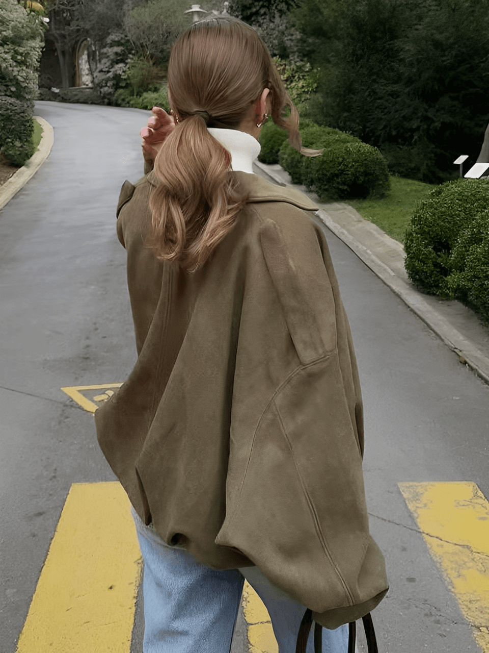 Jaqueta Feminina Bomber Oversized em Camurça com Zíper e Recortes nos Ombros – Ione
