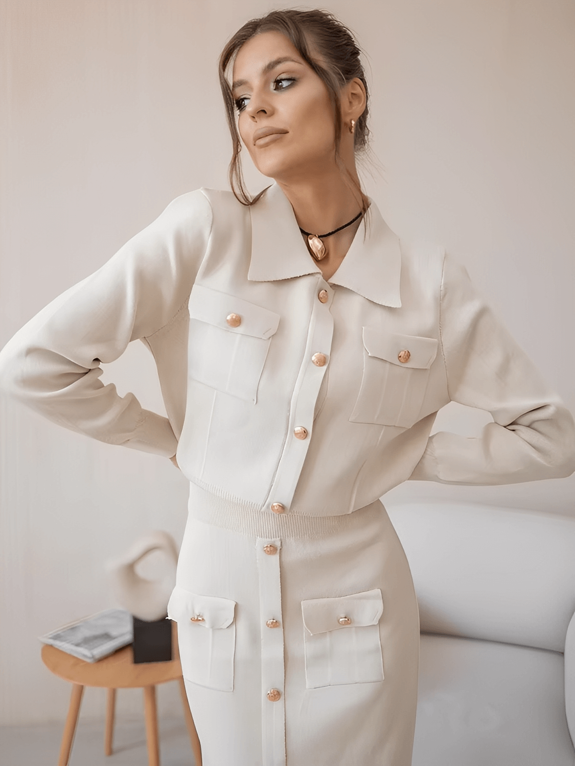 Conjunto Feminino Alfaiataria em Viscose com Suéter de Gola Virada e Saia Midi com Bolsos e Botões - Geyze