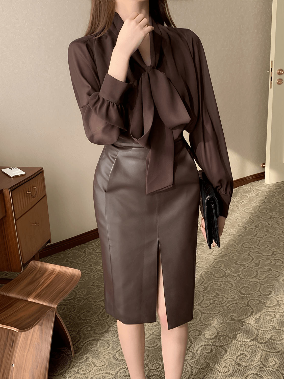 Camisa Feminina em Chiffon com Gola Laço e Punhos com Fechamento em Botão - Evangeline