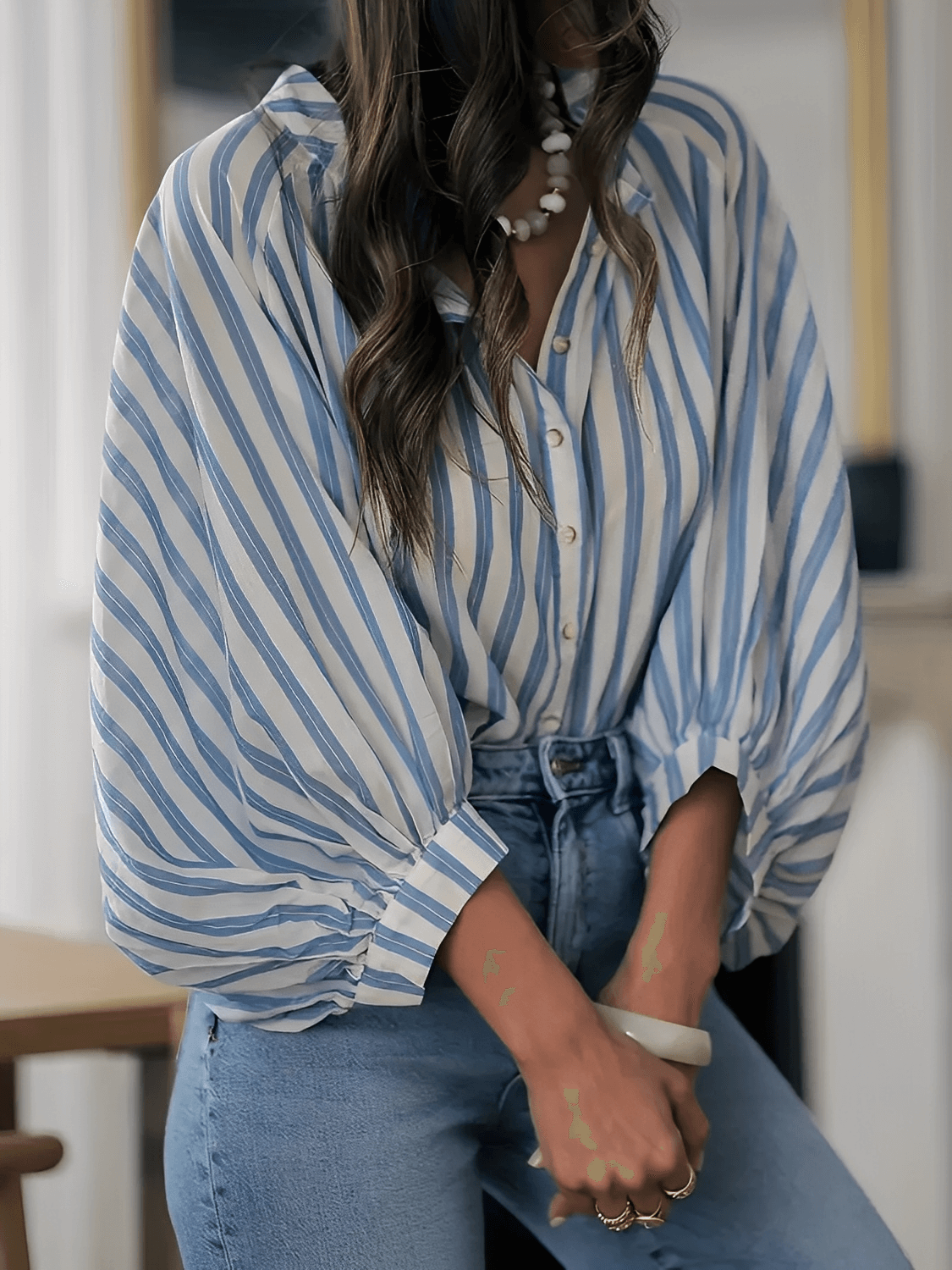 Camisa Feminina Listrada com Manga Bufante e Gola Estilo Lapela com Detalhe Franzido nas Costas - Lucrecia