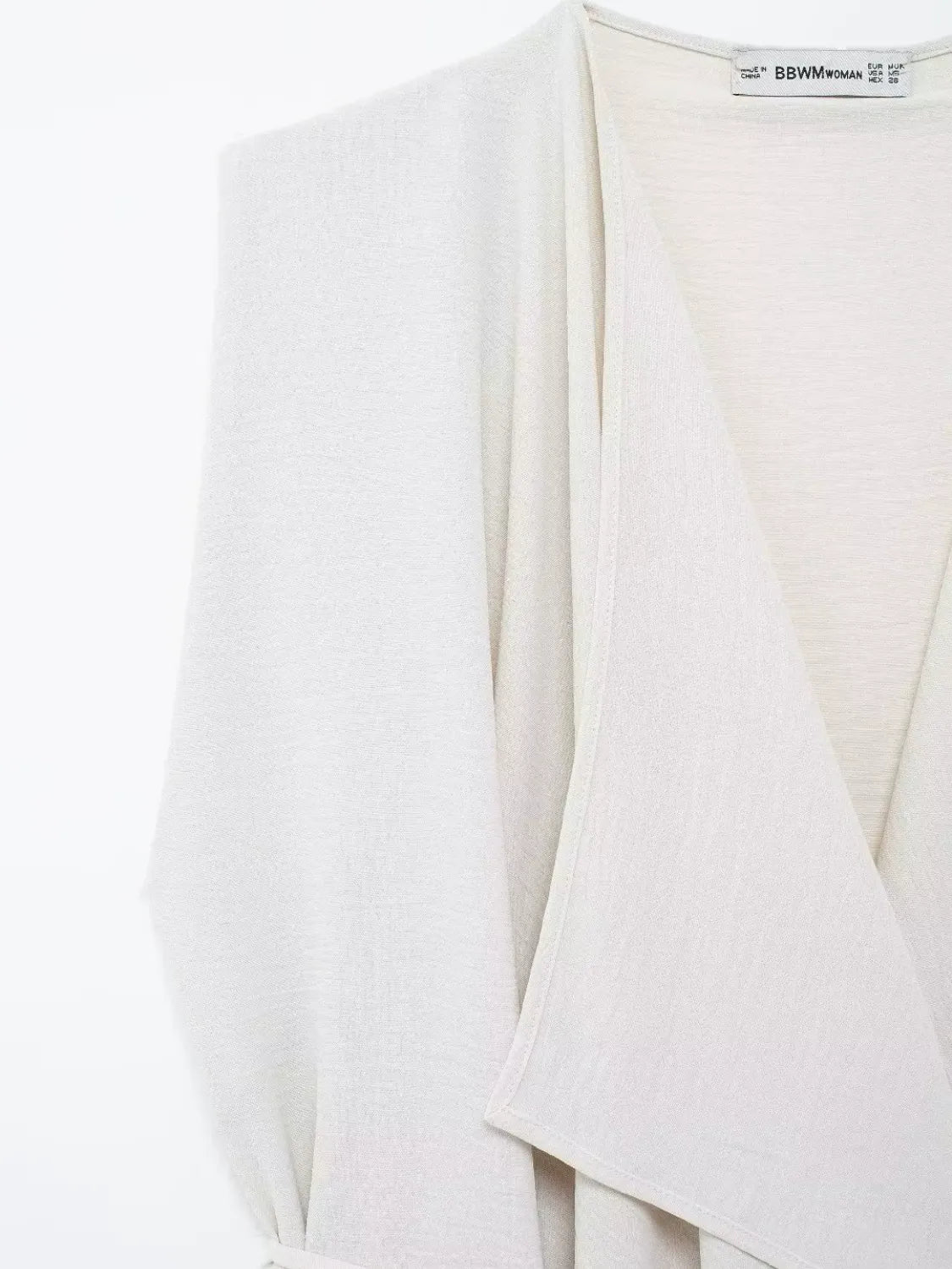 Blusa Feminina Bainha Assimétrica com Decote em V e Cinto de Cordão Ajustável - Serena
