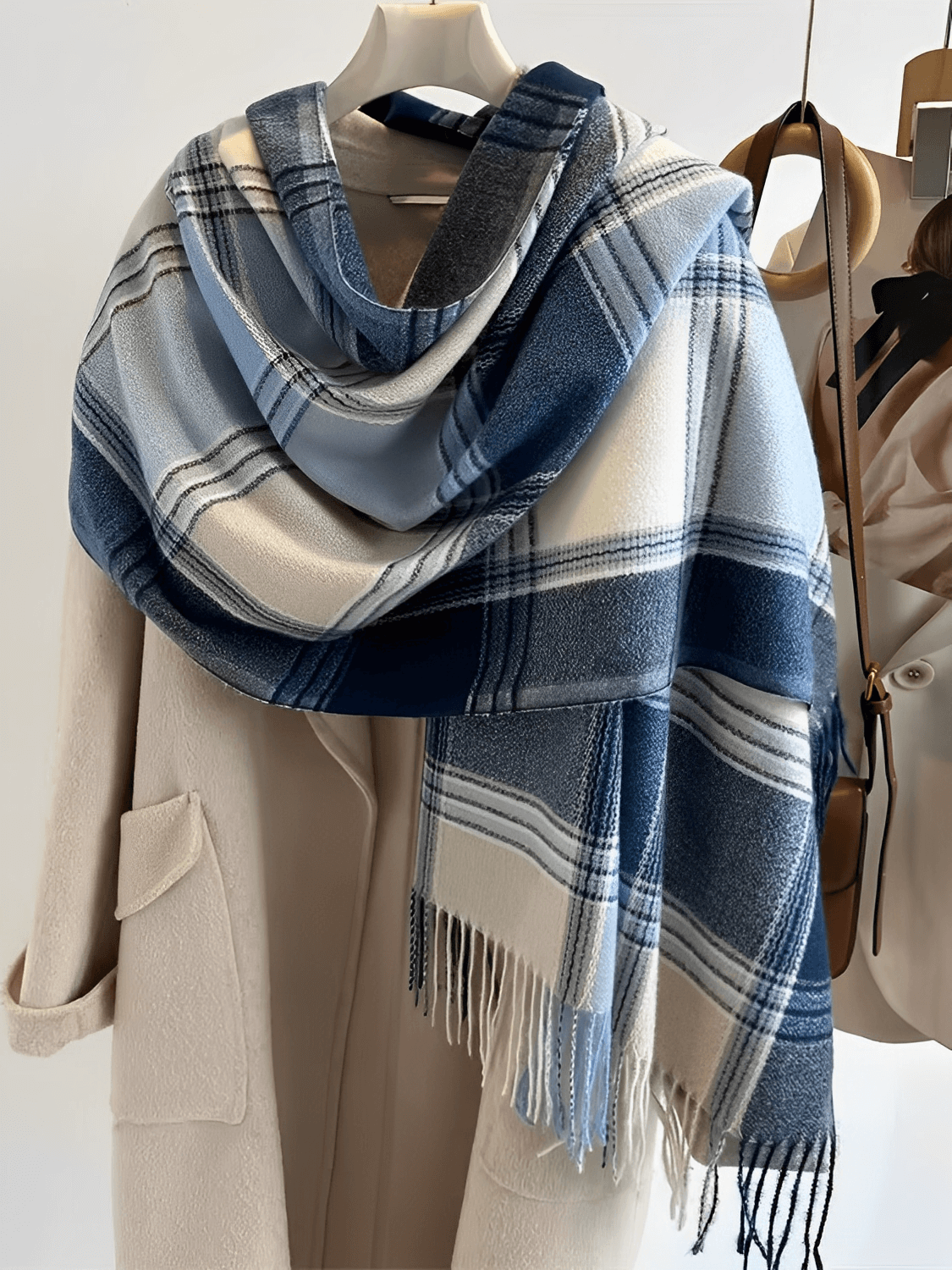 Cachecol Feminino em Caxemira Estampado em Xadrez Clássico e Acabamento com Franjas – Nadine