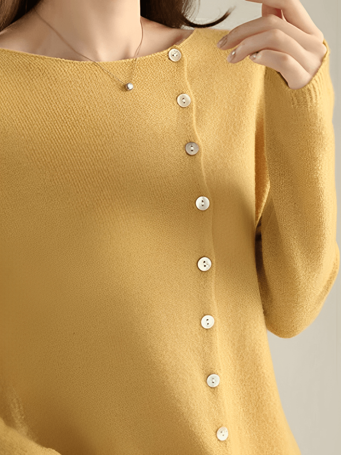 Cardigan Feminino em Tricô Fino com Fechamento em Botões Assimétrico - Luzia