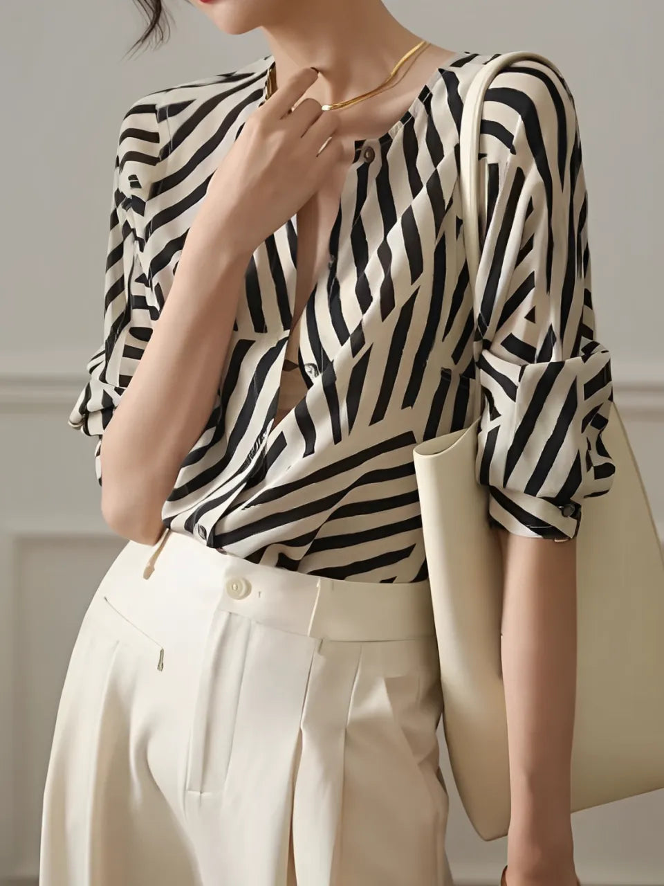 Camisa Feminina Listrada com Gola Redonda e Botões - Eudora