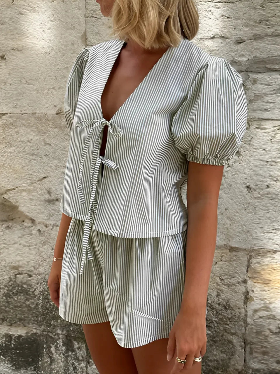 Conjunto Feminino Xadrez com Blusa de Amarração Frontal e Manga Bufante e Short com Cintura Elástica - Cassie