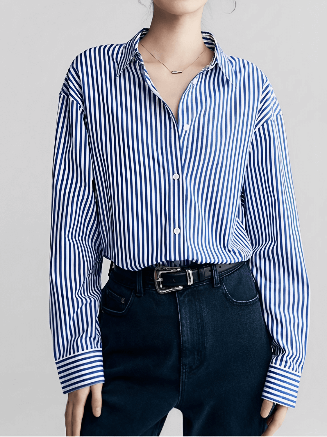 Camisa Feminina Listrada com Gola Clássica  Estruturada e Botões Frontais  – Glória