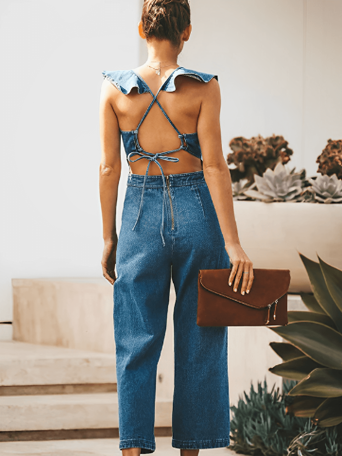 Macacão Feminino Jeans com Babados nos Ombros Amarração e Decote nas Costas - Poliana