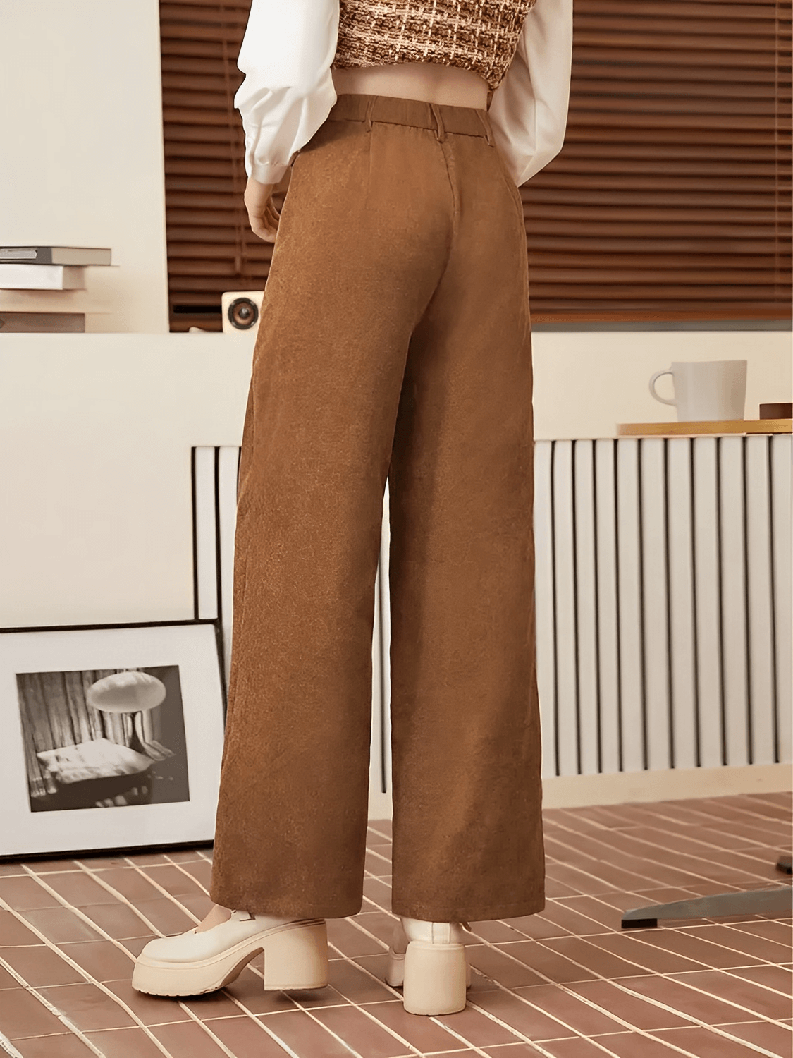 Calça Feminina Vintage em Veludo Cotelê com Bolsos Frontais Cintura Alta e Modelagem Wide Leg - Antonia