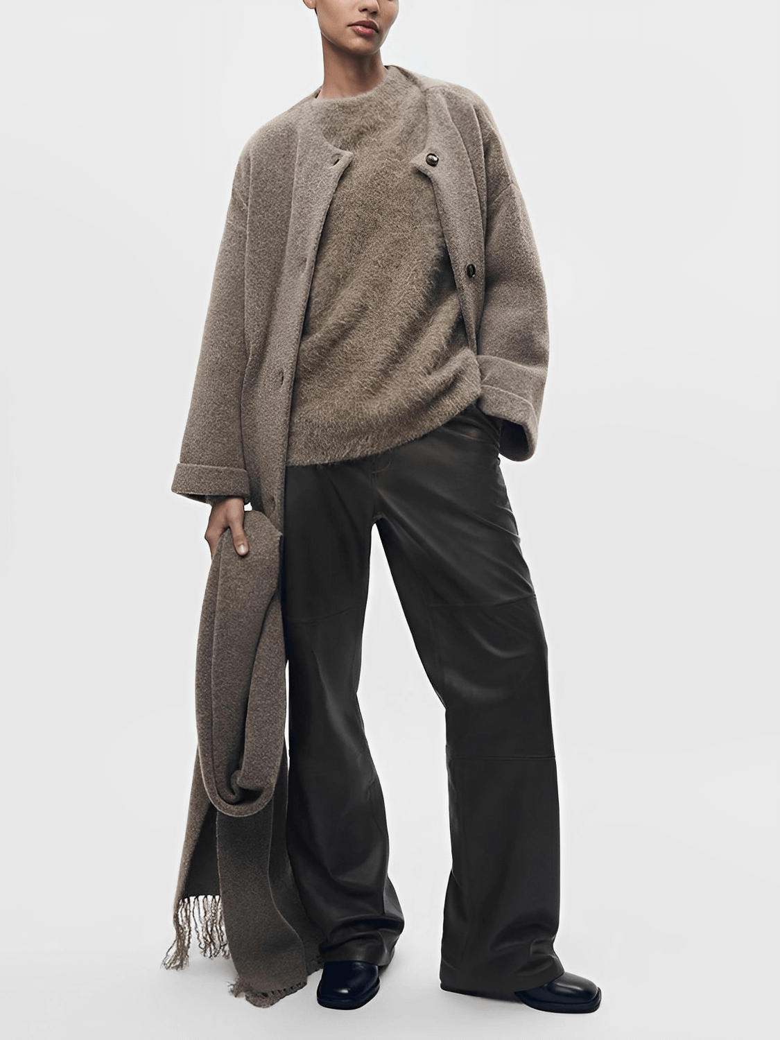 Casaco Feminino Oversized em Lã Batida com Bolsos Frontais Botões e Cachecol Removível com Franjas – Marjorie
