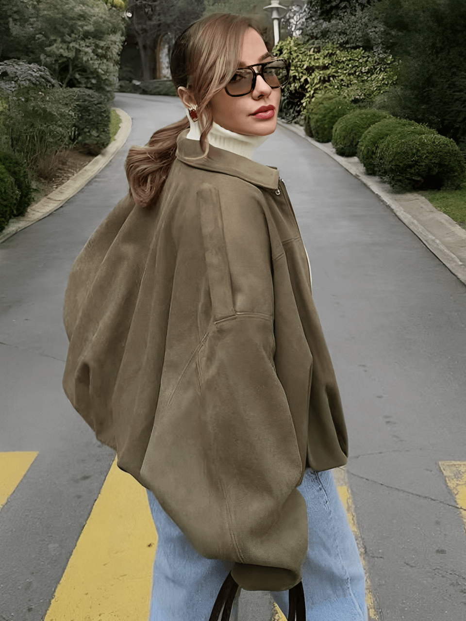 Jaqueta Feminina Bomber Oversized em Camurça com Zíper e Recortes nos Ombros – Ione