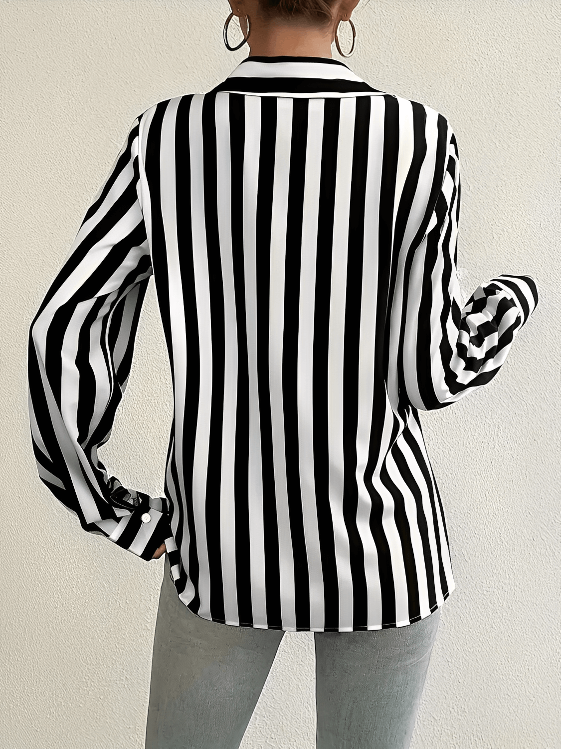 Camisa Feminina Listrada com Gola Polo Fechamento em Botões e Modelagem Alongada - Kesia