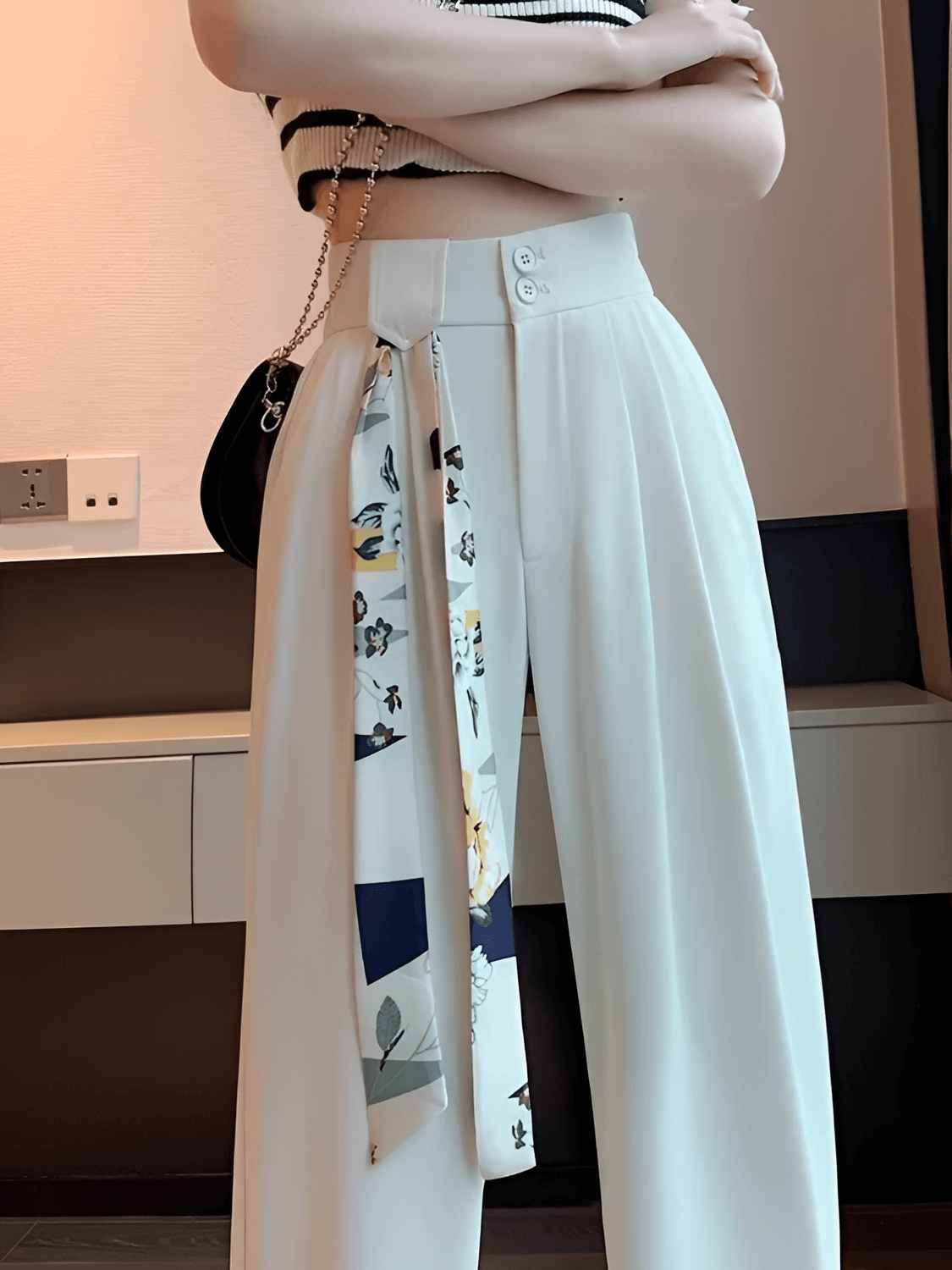 Calça Feminina Alfaiataria Wide Leg Cintura Alta com Lenço Estampado Removível e Bolsos – Amara