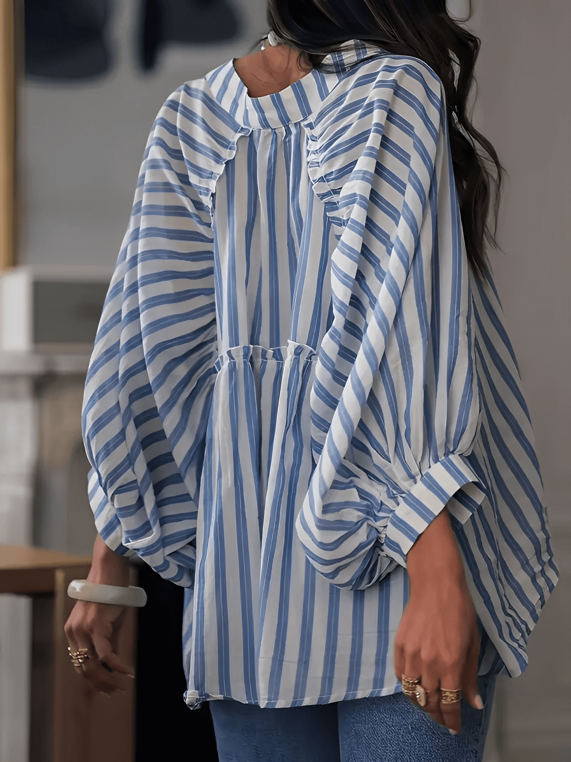 Camisa Feminina Listrada com Manga Bufante e Gola Estilo Lapela com Detalhe Franzido nas Costas - Lucrecia