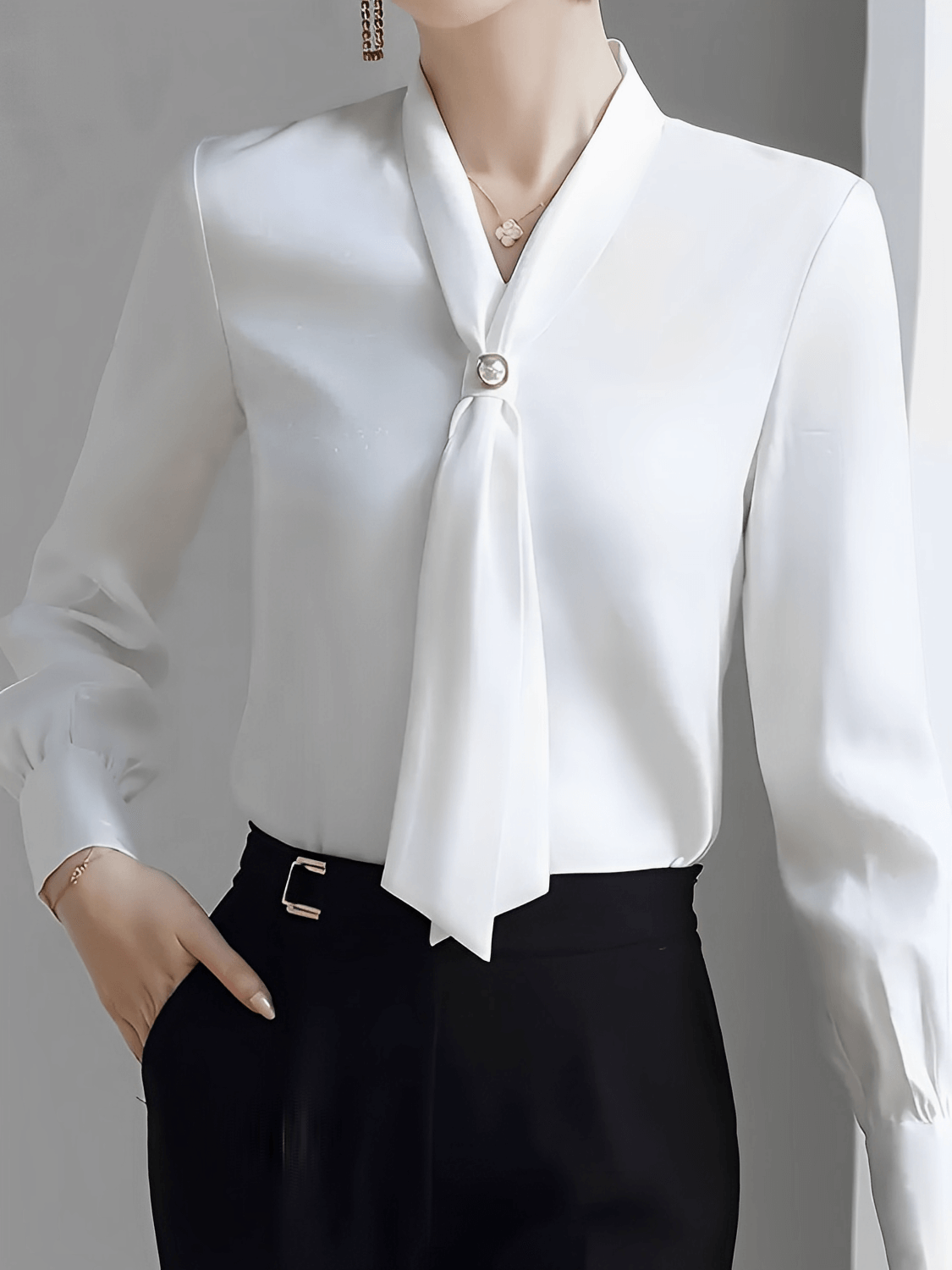 Camisa Feminina em Chiffon com Gola Lenço e Botão Perolado - Eulália