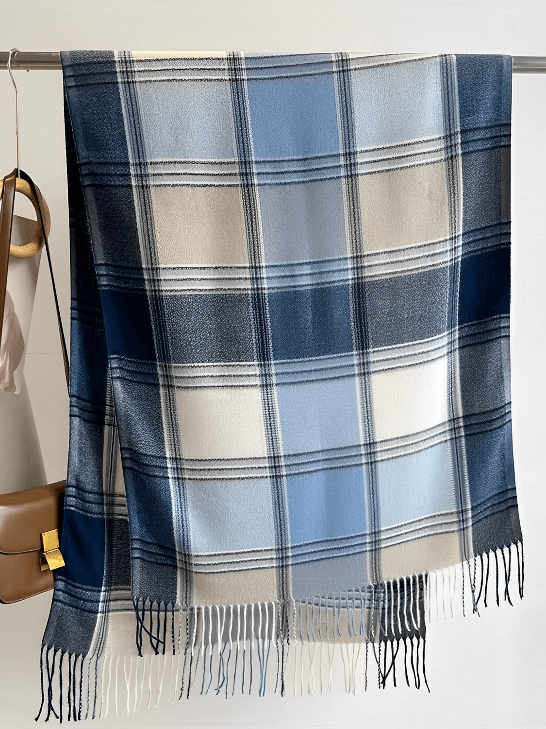 Cachecol Feminino em Caxemira Estampado em Xadrez Clássico e Acabamento com Franjas – Nadine