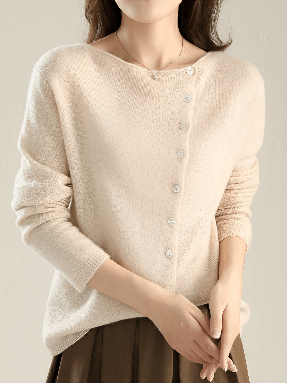 Cardigan Feminino em Tricô Fino com Fechamento em Botões Assimétrico - Luzia