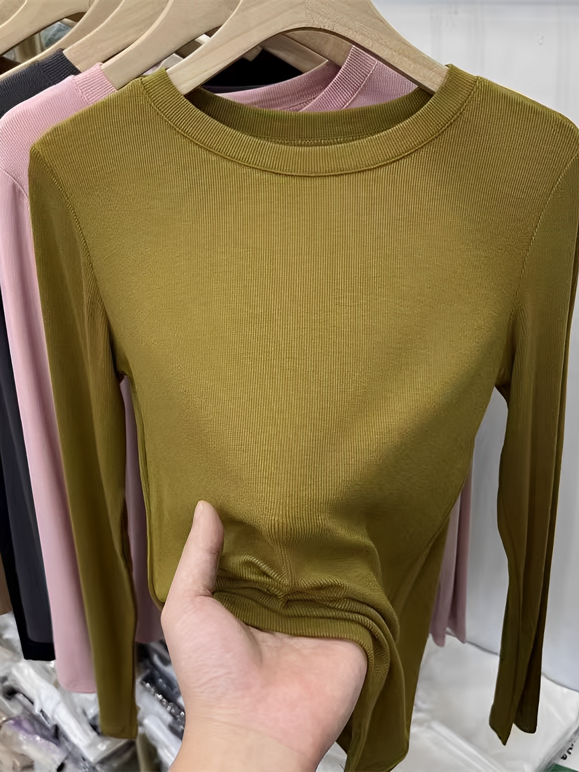 Blusa Feminina  de Manga Longa Texturizada com Gola Redonda – Izabele