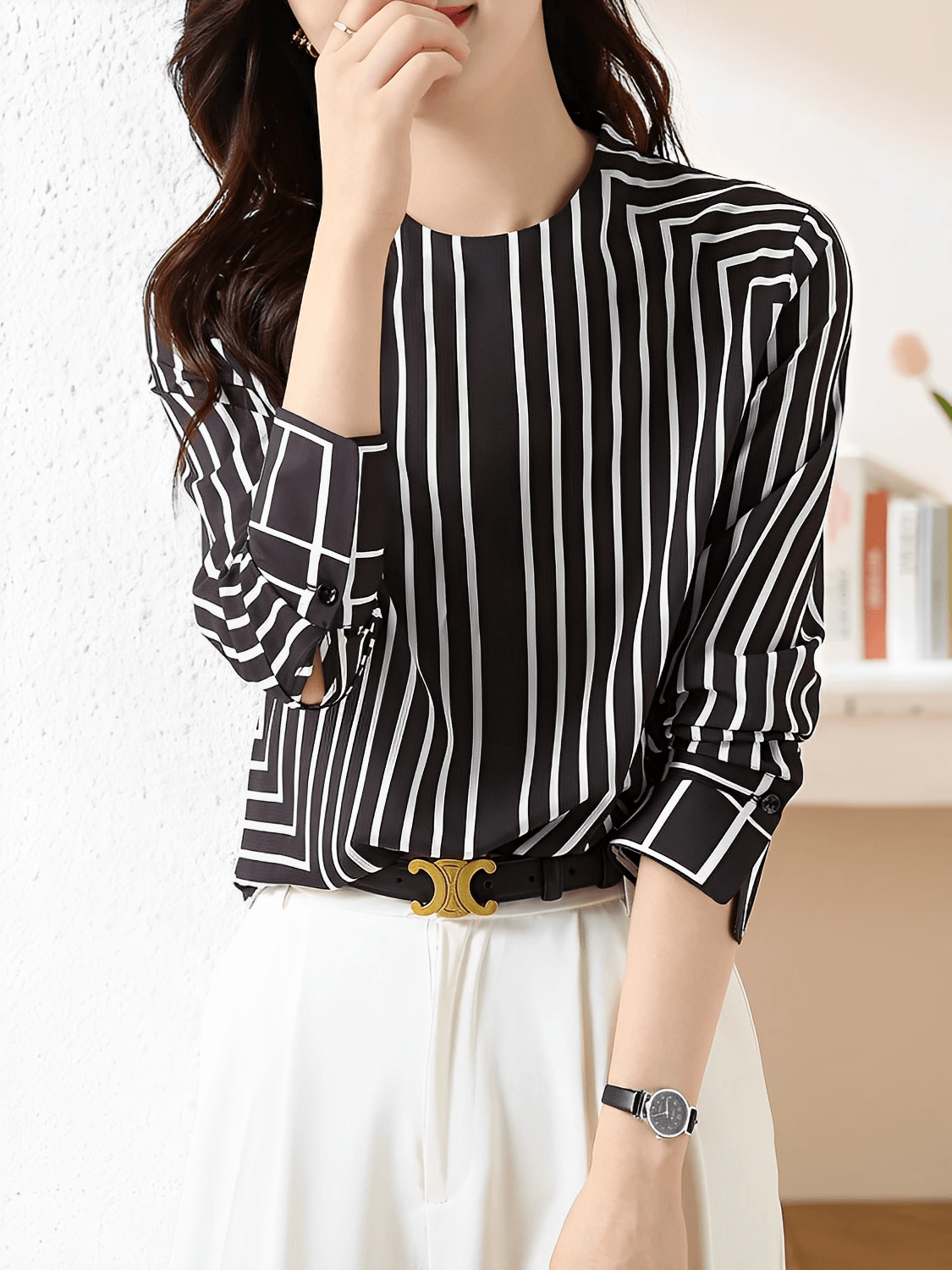 Camisa Feminina com Design Geométrico em Listras Gola Redonda e Punhos com Fechamento em Botão - Leah