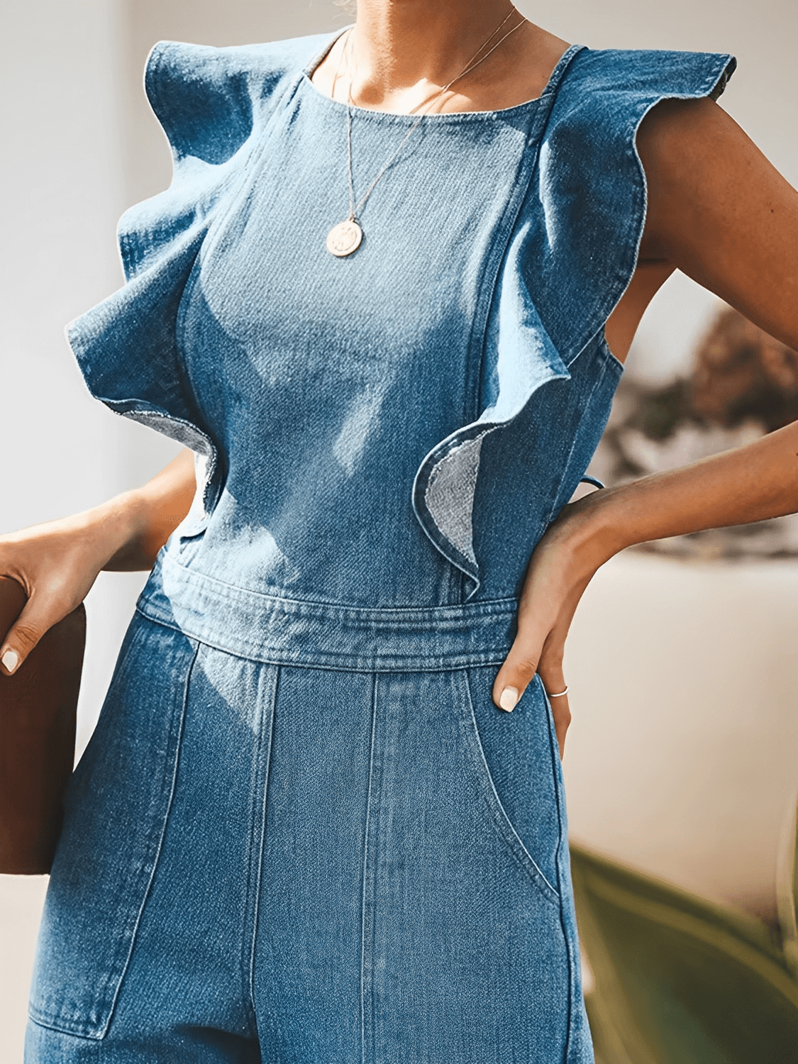Macacão Feminino Jeans com Babados nos Ombros Amarração e Decote nas Costas - Poliana