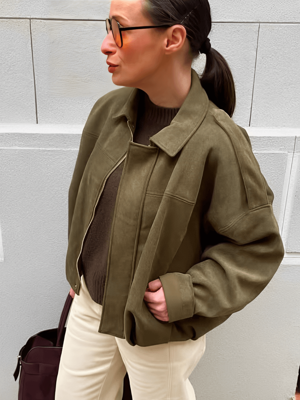 Jaqueta Feminina Bomber Oversized em Camurça com Zíper e Recortes nos Ombros – Ione