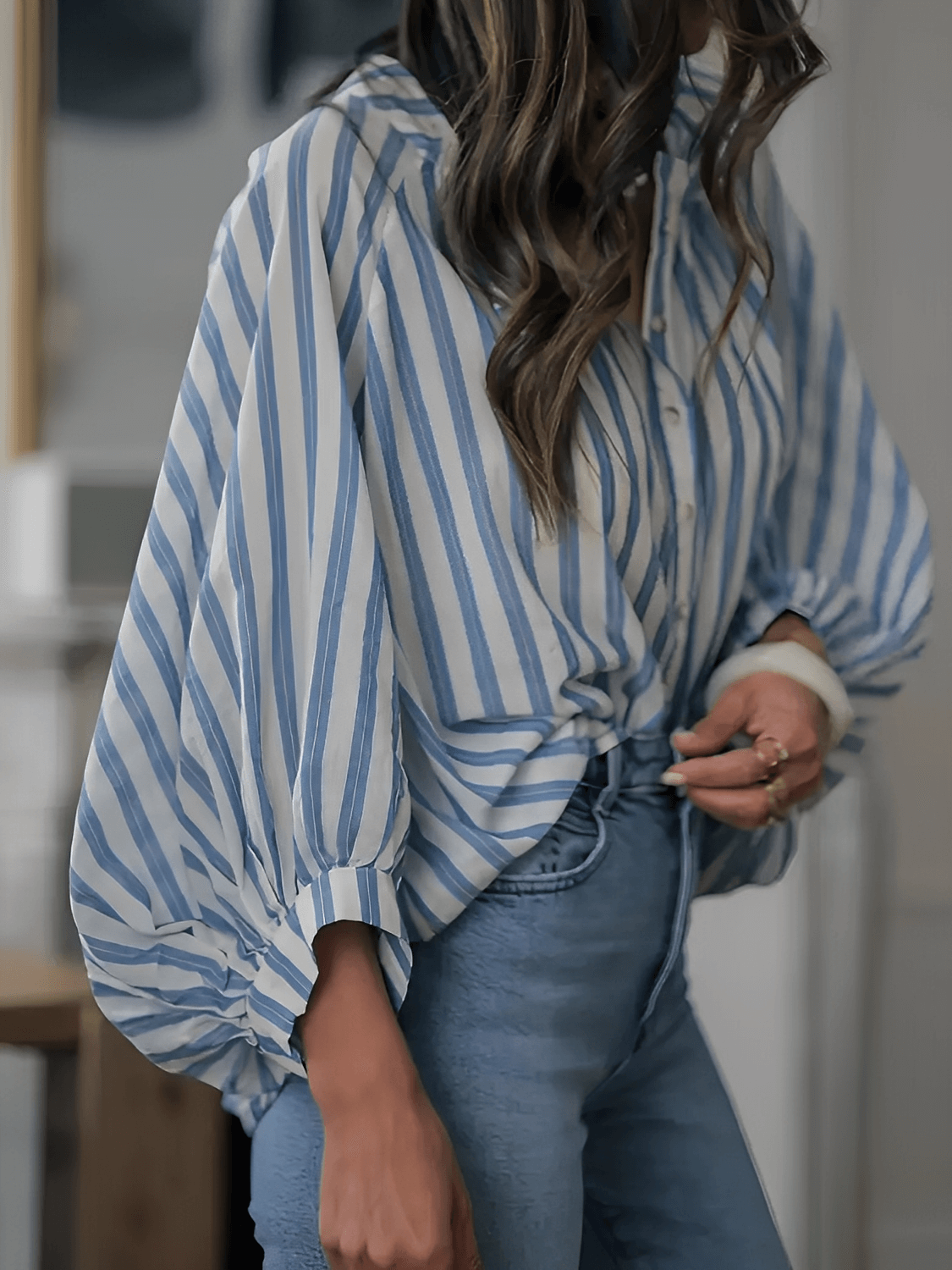 Camisa Feminina Listrada com Manga Bufante e Gola Estilo Lapela com Detalhe Franzido nas Costas - Lucrecia