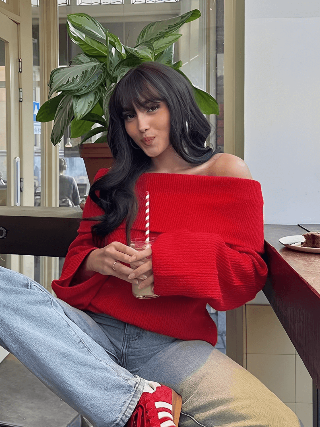 Suéter Feminino em Tricô Ombro a Ombro com Gola Larga e Manga Tipo Flare – Flávia