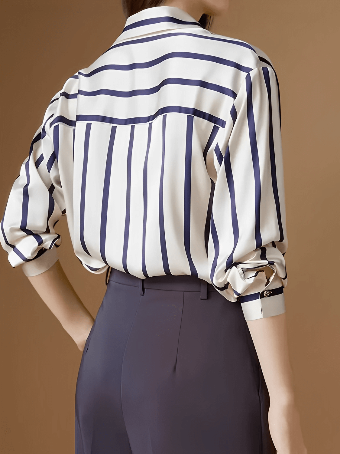 Camisa Feminina Listrada Acetinada com Bolso Frontal Gola Polo e Fechamento em Botões - Cinthia