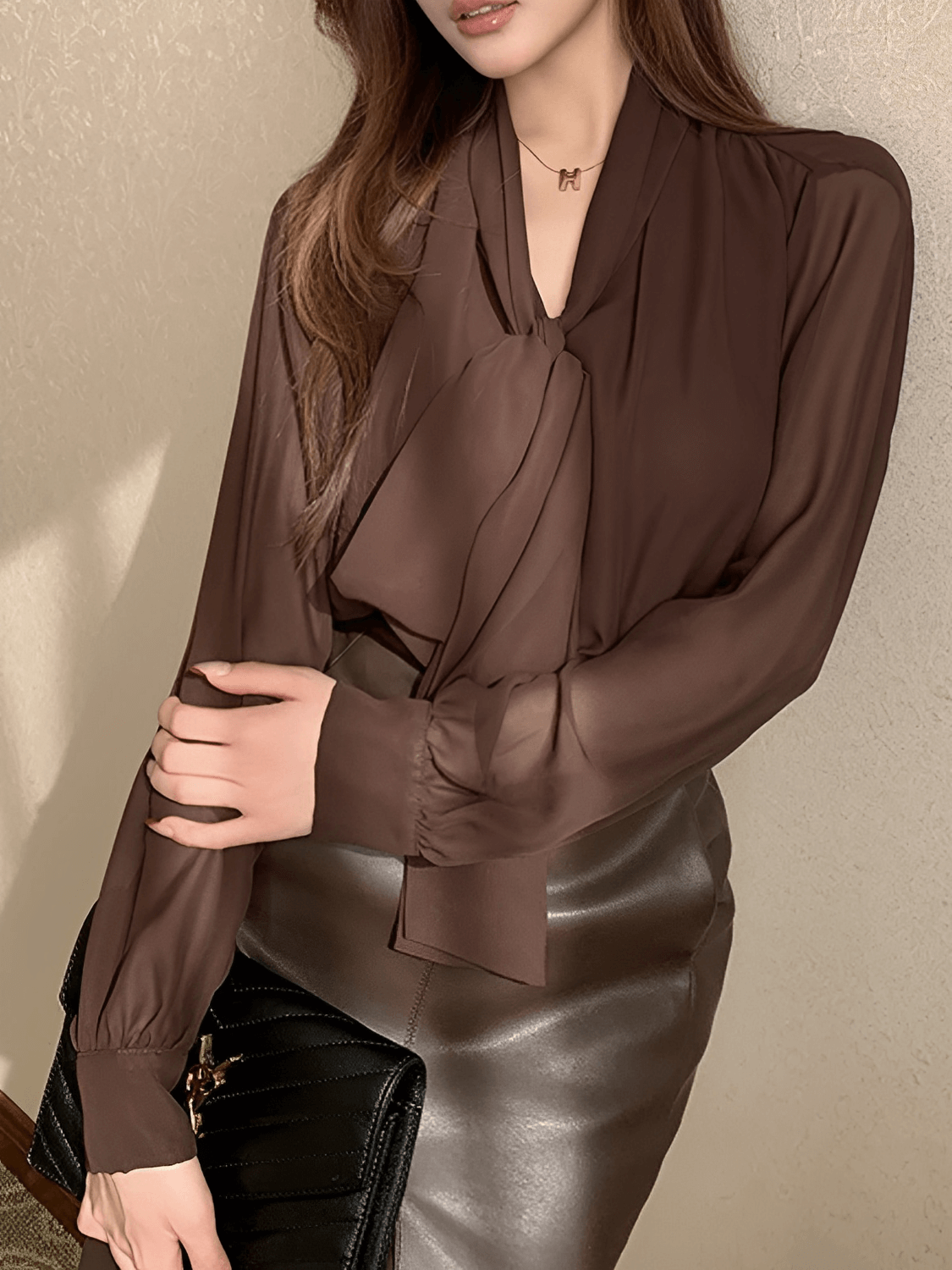 Camisa Feminina em Chiffon com Gola Laço e Punhos com Fechamento em Botão - Evangeline