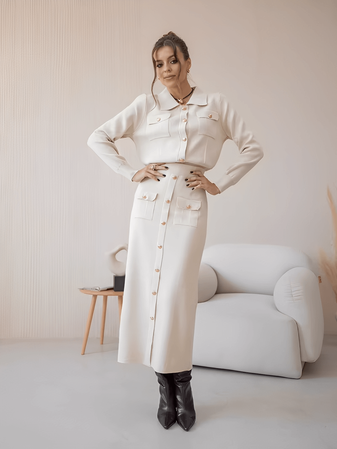Conjunto Feminino Alfaiataria em Viscose com Suéter de Gola Virada e Saia Midi com Bolsos e Botões - Geyze