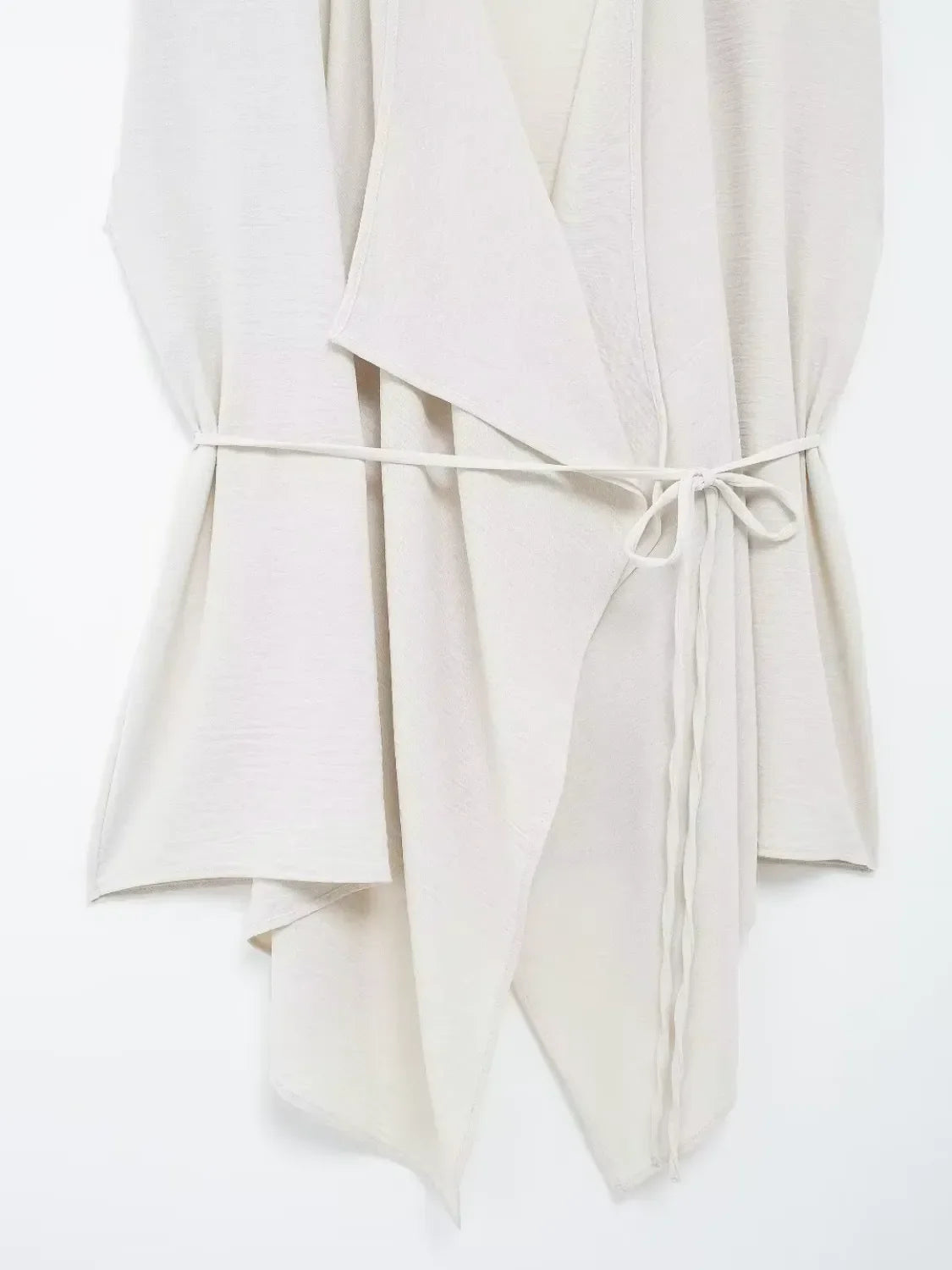 Blusa Feminina Bainha Assimétrica com Decote em V e Cinto de Cordão Ajustável - Serena