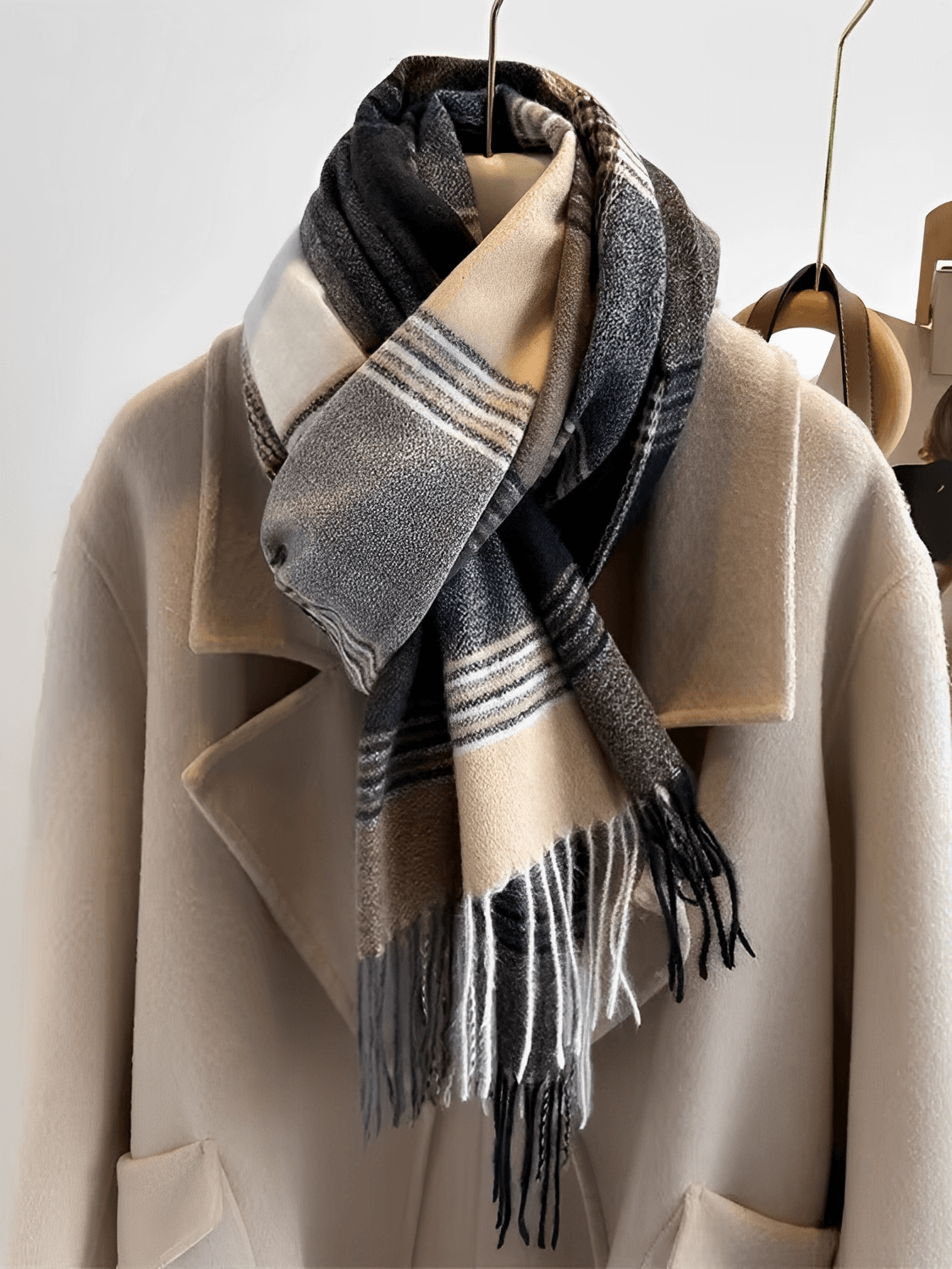 Cachecol Feminino em Caxemira Estampado em Xadrez Clássico e Acabamento com Franjas – Nadine