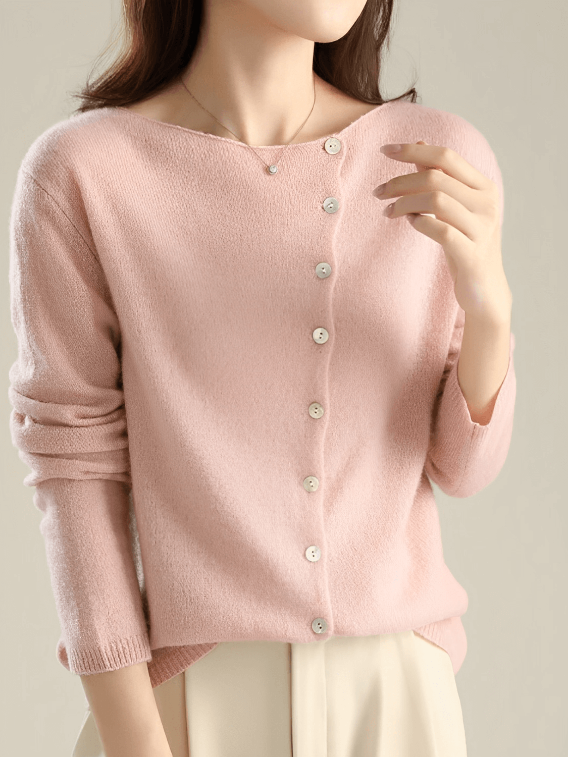Cardigan Feminino em Tricô Fino com Fechamento em Botões Assimétrico - Luzia