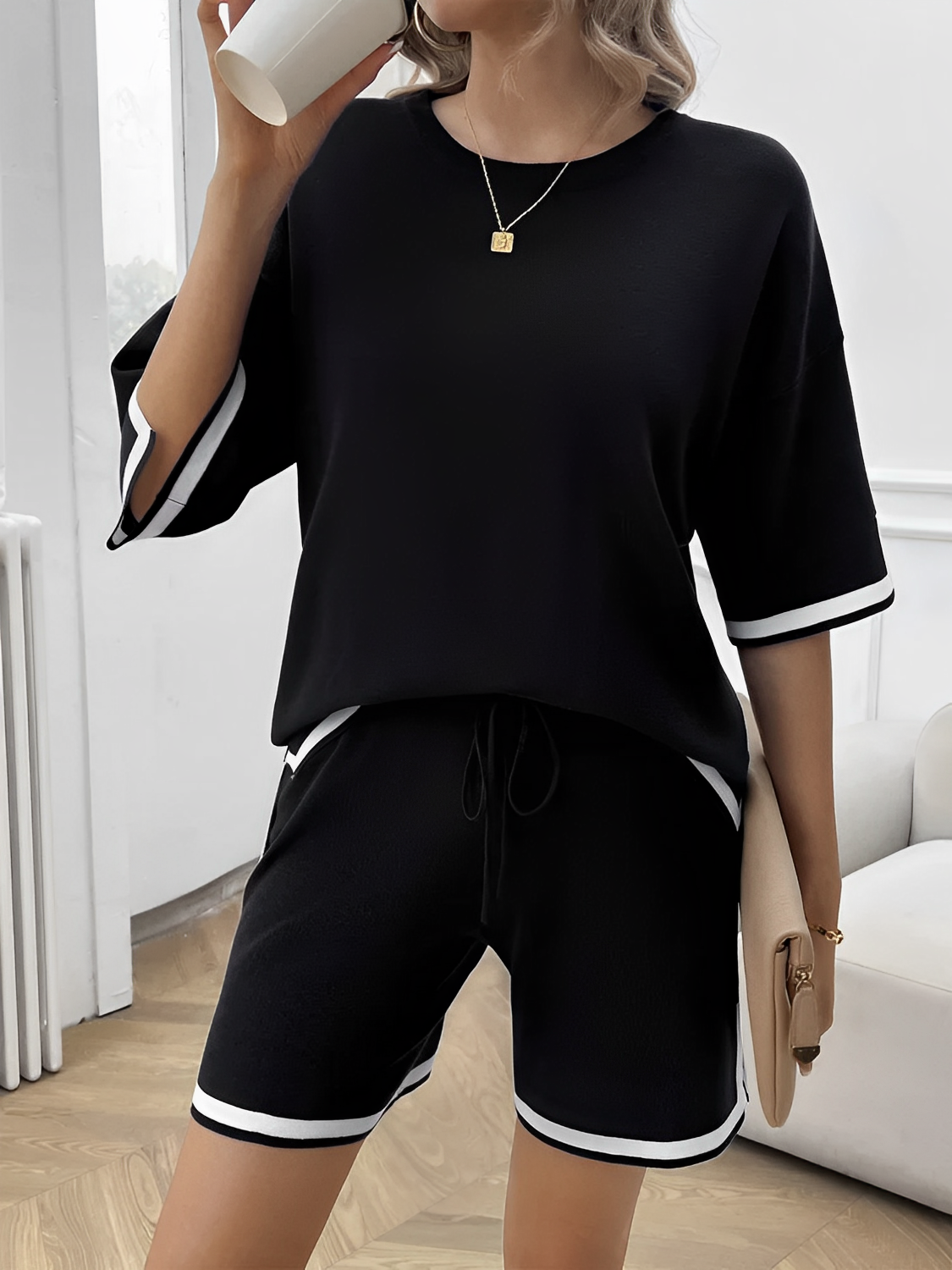 Conjunto Feminino em Viscose com Blusa Mullet de Manga Curta e Short com Cintura Ajustável e Recortes Laterais - Andreza
