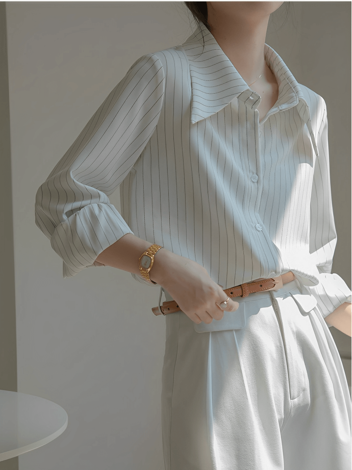 Camisa Feminina Vintage com Listras Finas Gola Ampla e Punhos Ajustados - Lucia