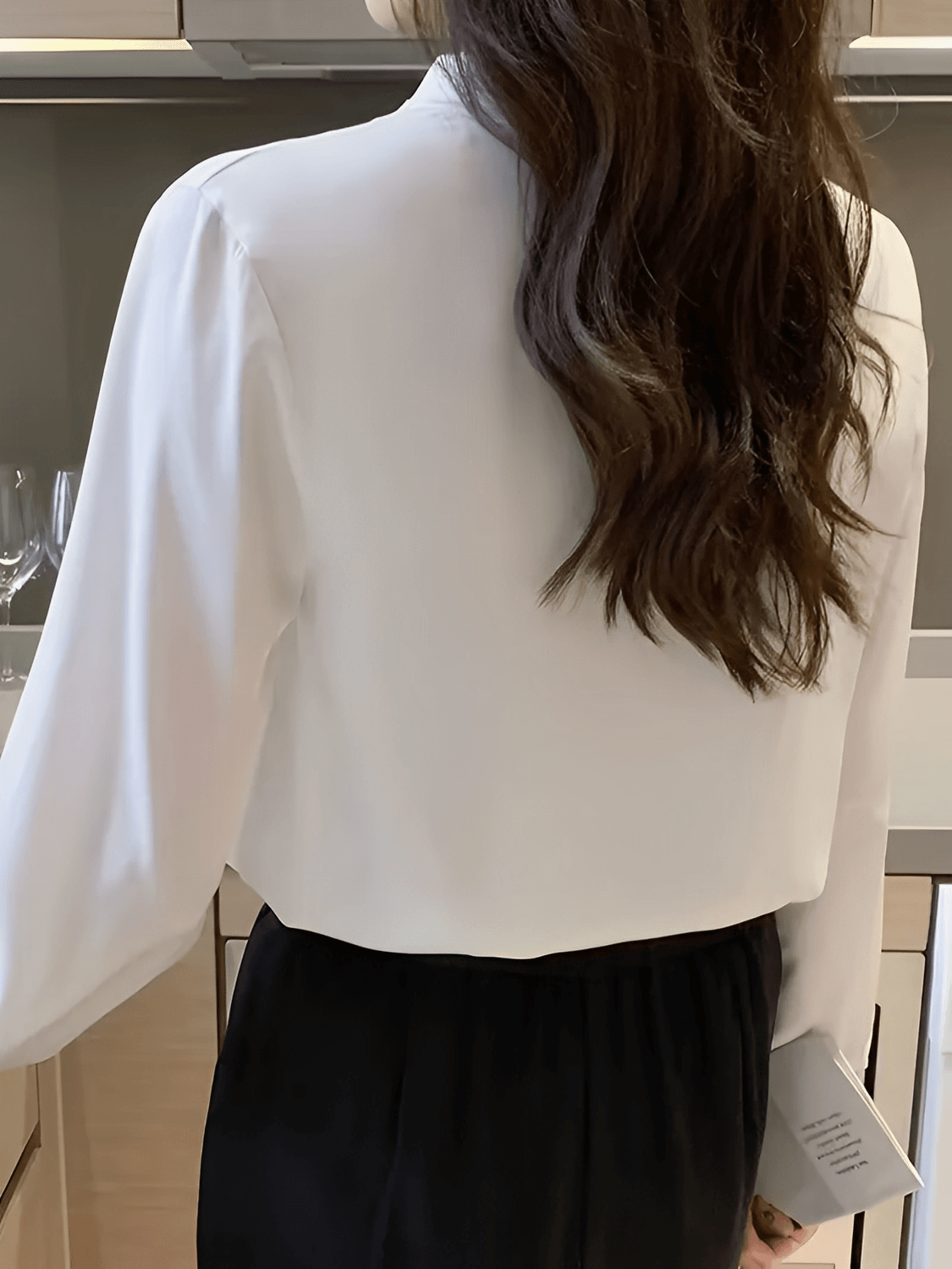 Camisa Feminina em Chiffon com Gola Lenço e Botão Perolado - Eulália