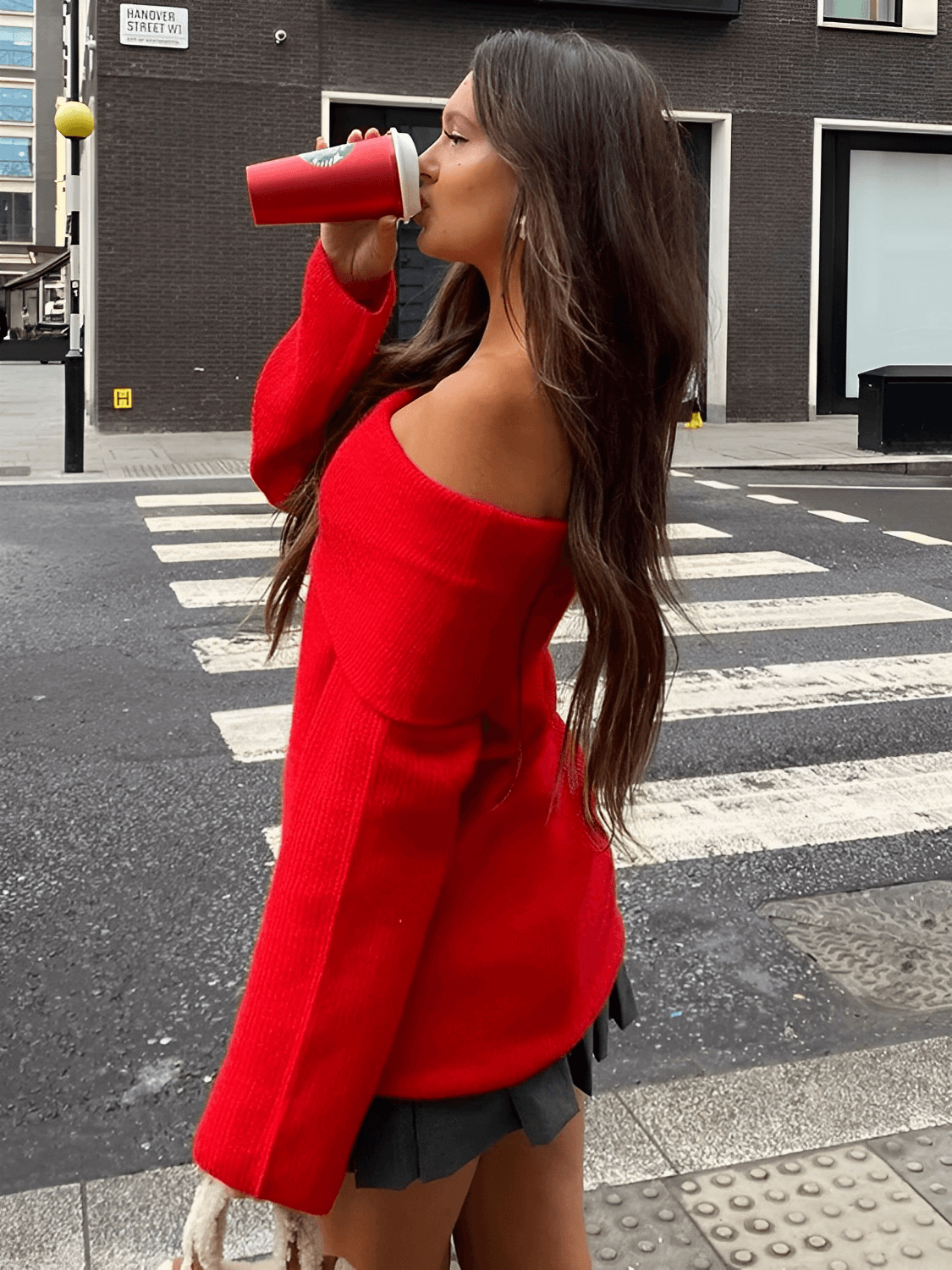 Suéter Feminino em Tricô Ombro a Ombro com Gola Larga e Manga Tipo Flare – Flávia