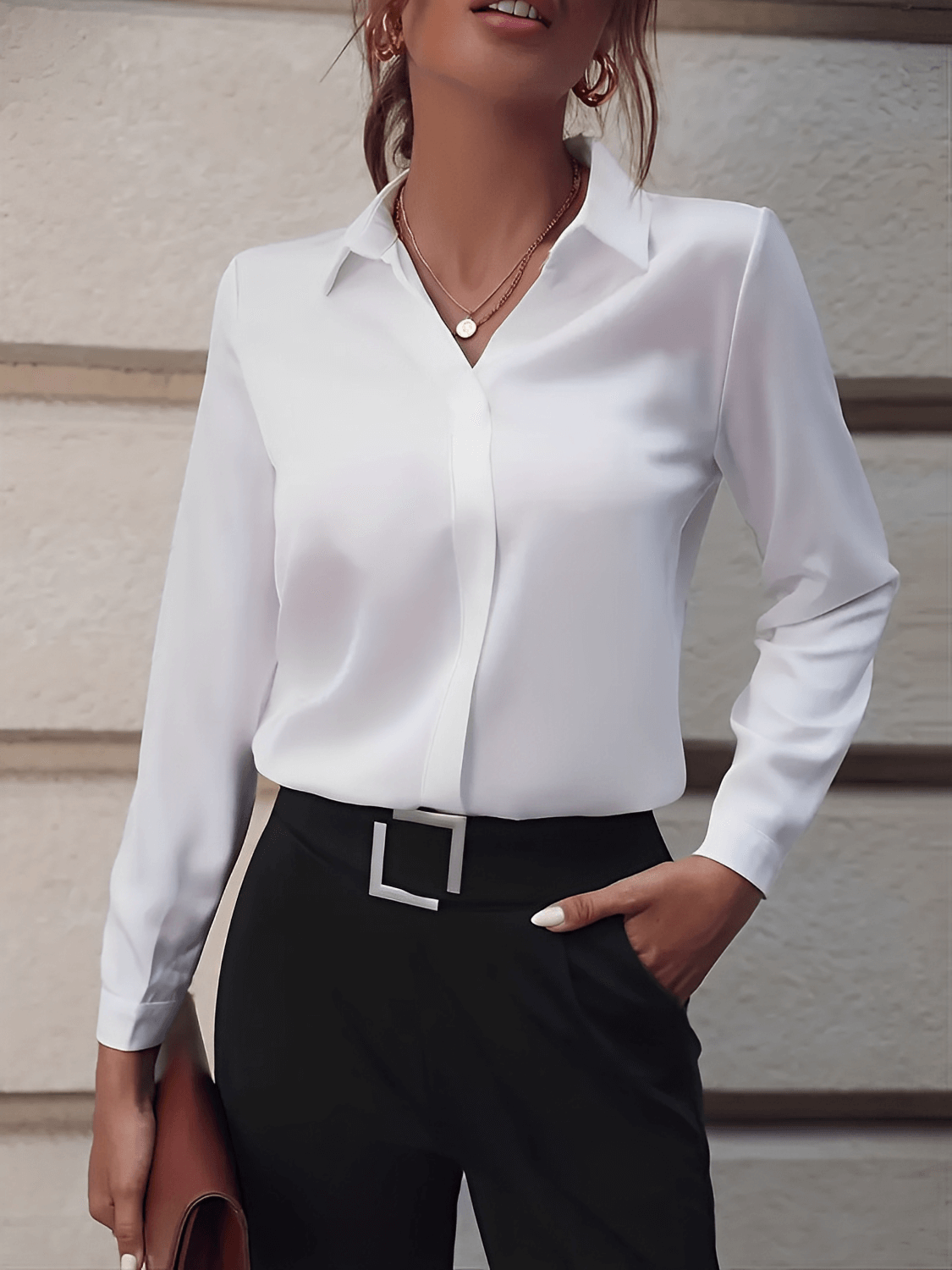 Camisa Feminina em Chiffon com Gola Lapela Clássica e Broche Metálico Decorativo com Aplicação Pérola - Gladys