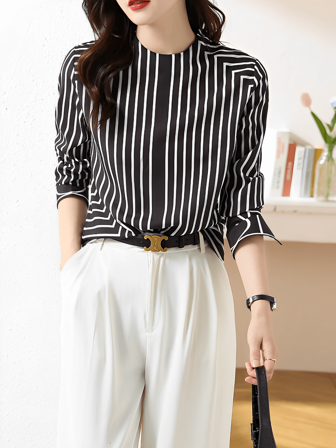 Camisa Feminina com Design Geométrico em Listras Gola Redonda e Punhos com Fechamento em Botão - Leah