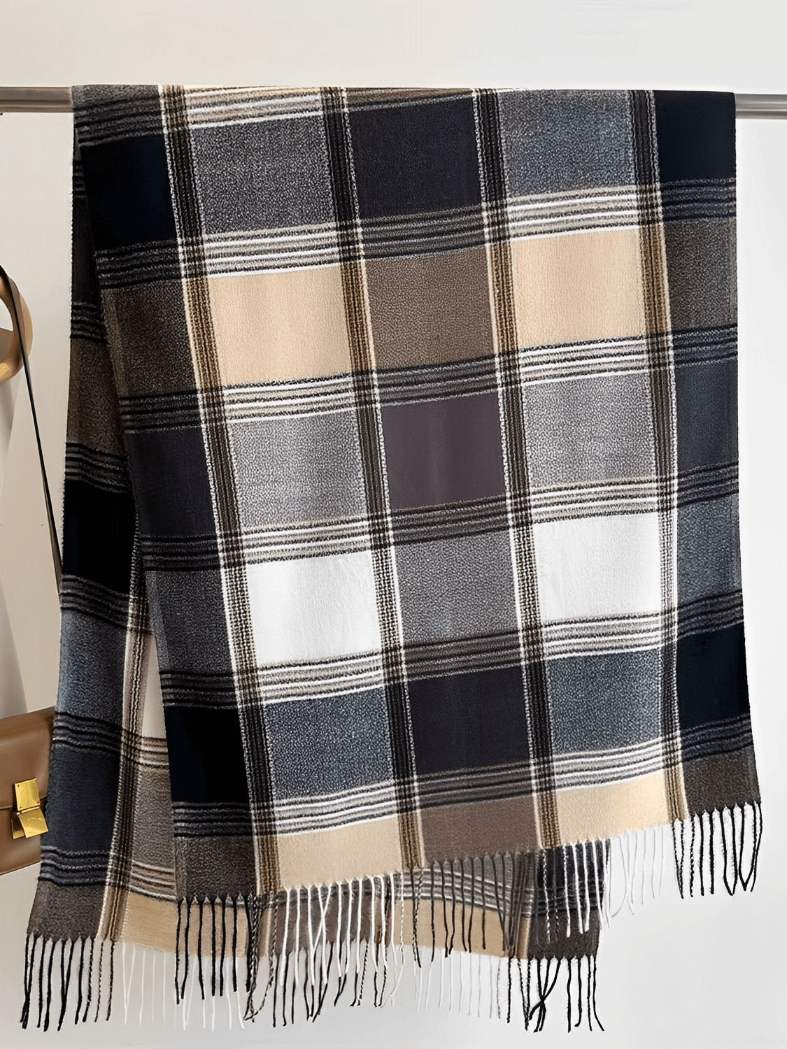 Cachecol Feminino em Caxemira Estampado em Xadrez Clássico e Acabamento com Franjas – Nadine