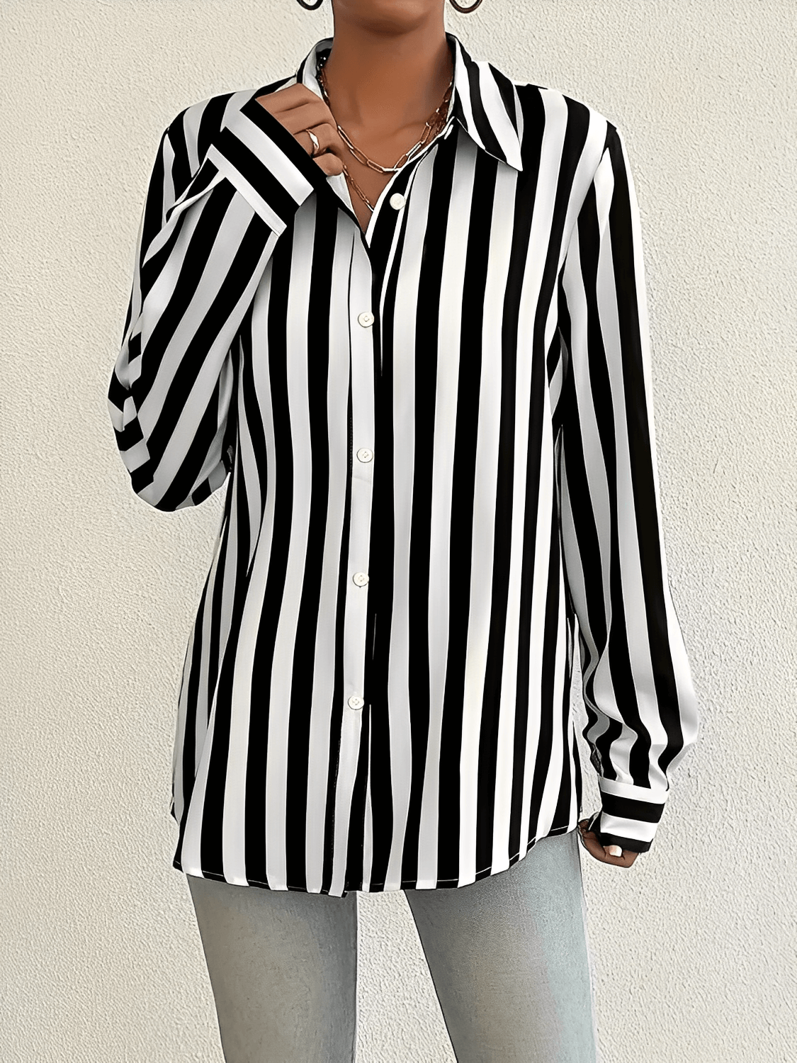 Camisa Feminina Listrada com Gola Polo Fechamento em Botões e Modelagem Alongada - Kesia