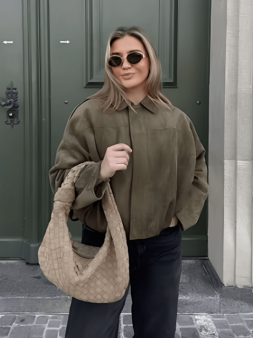 Jaqueta Feminina Bomber Oversized em Camurça com Zíper e Recortes nos Ombros – Ione