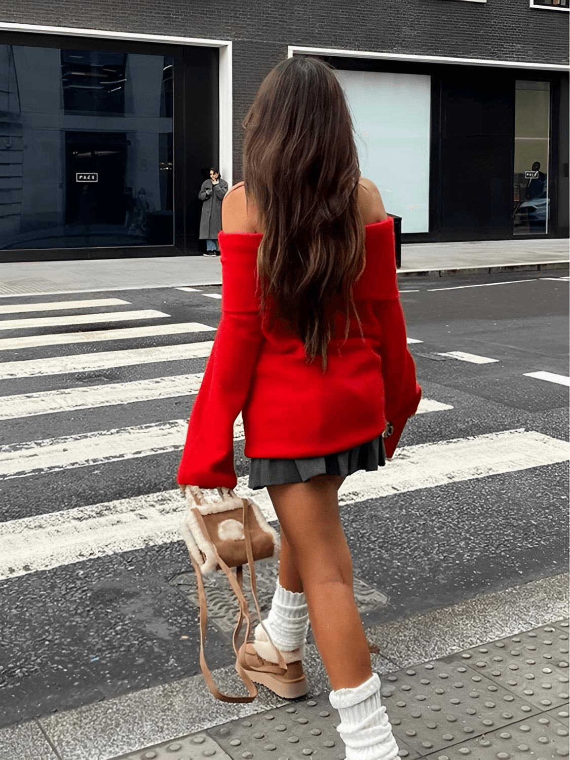 Suéter Feminino em Tricô Ombro a Ombro com Gola Larga e Manga Tipo Flare – Flávia