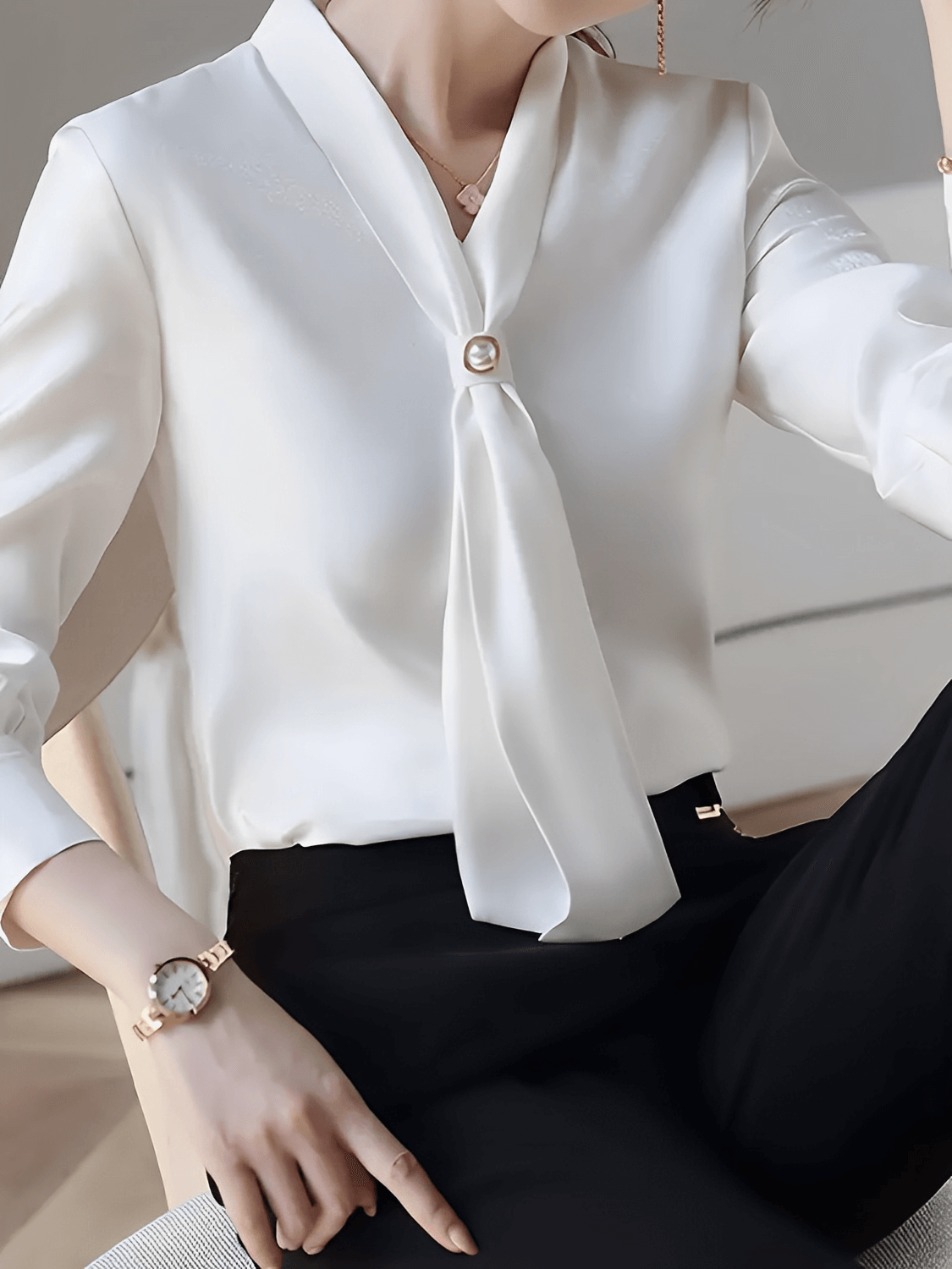 Camisa Feminina em Chiffon com Gola Lenço e Botão Perolado - Eulália