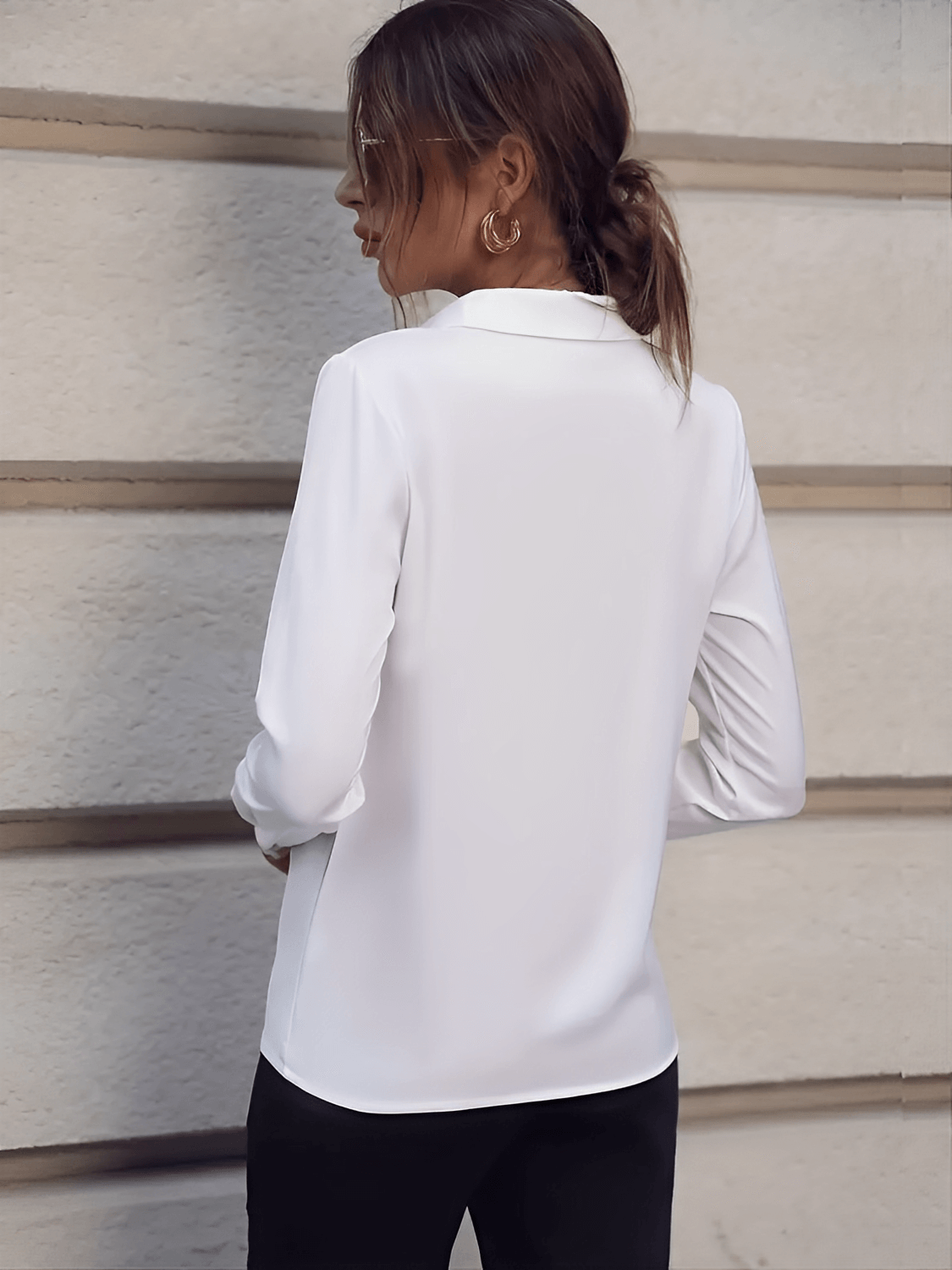 Camisa Feminina em Chiffon com Gola Lapela Clássica e Broche Metálico Decorativo com Aplicação Pérola - Gladys
