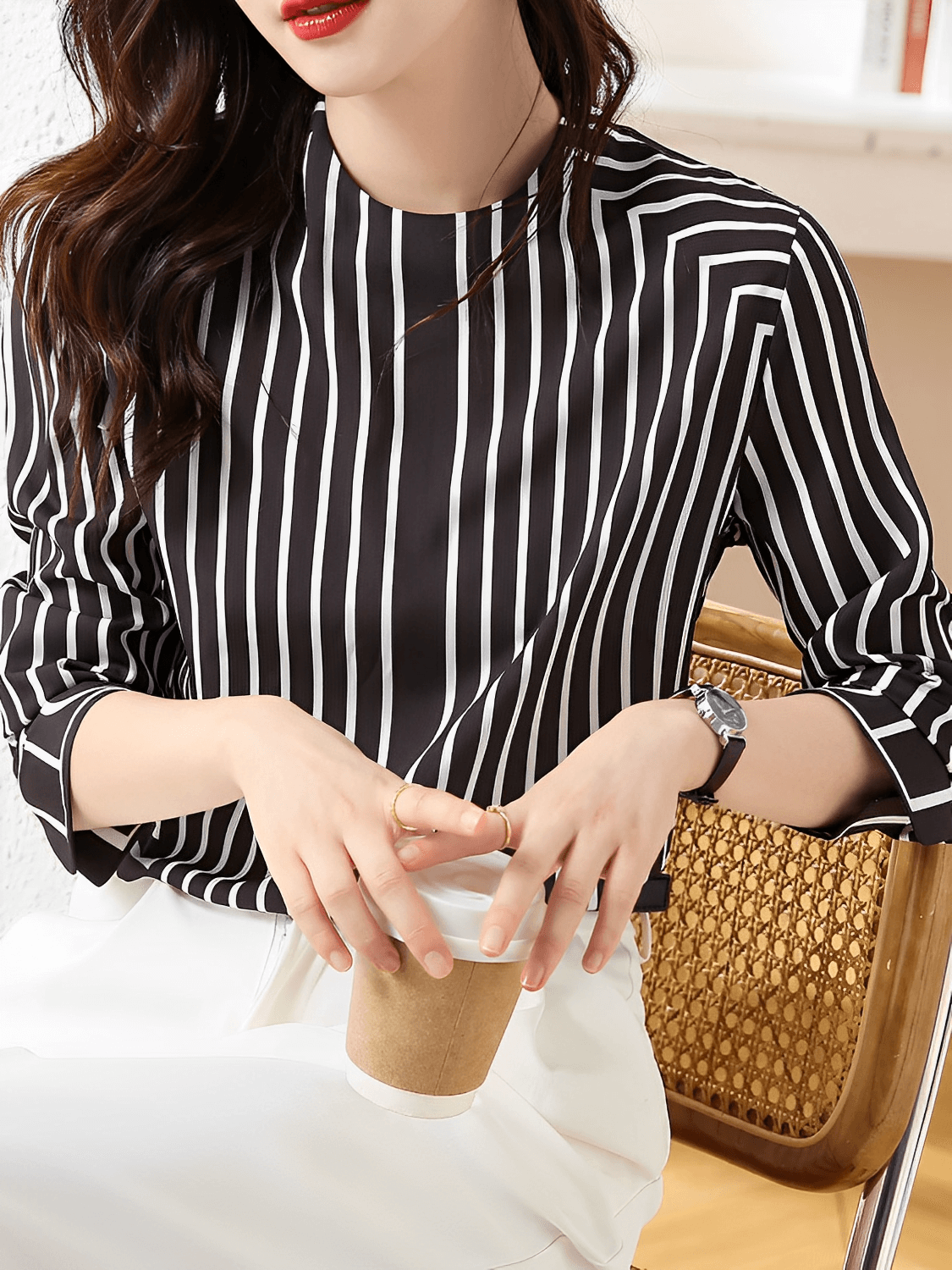 Camisa Feminina com Design Geométrico em Listras Gola Redonda e Punhos com Fechamento em Botão - Leah