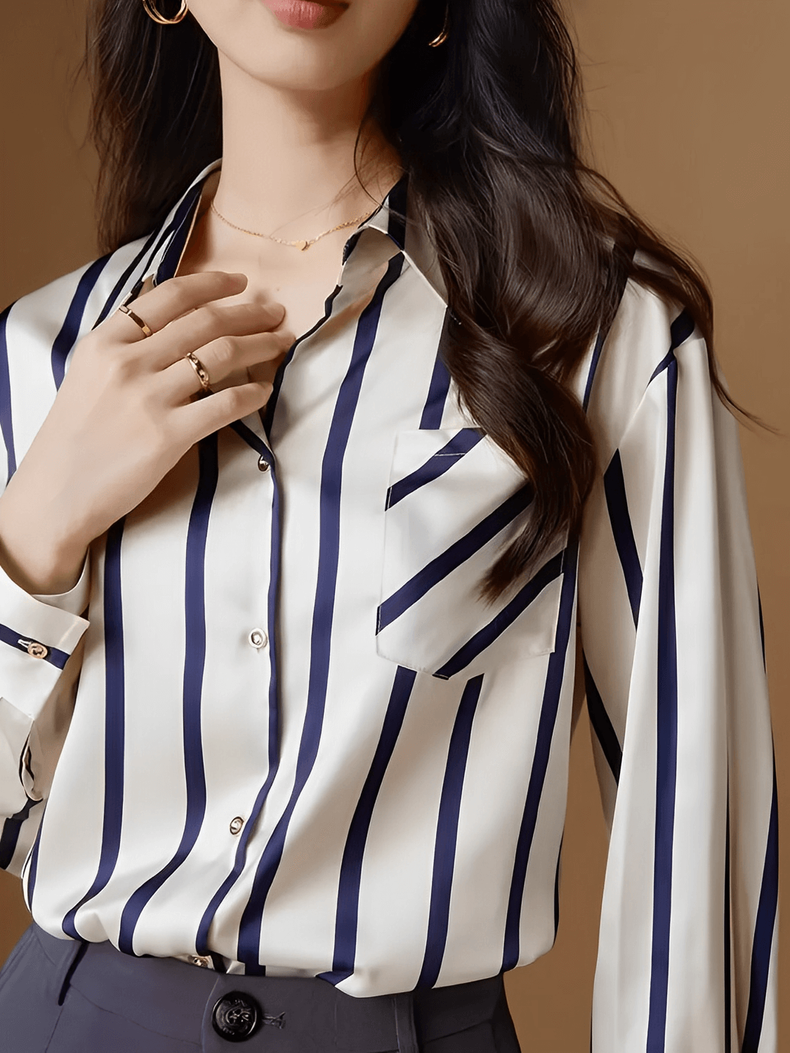 Camisa Feminina Listrada Acetinada com Bolso Frontal Gola Polo e Fechamento em Botões - Cinthia
