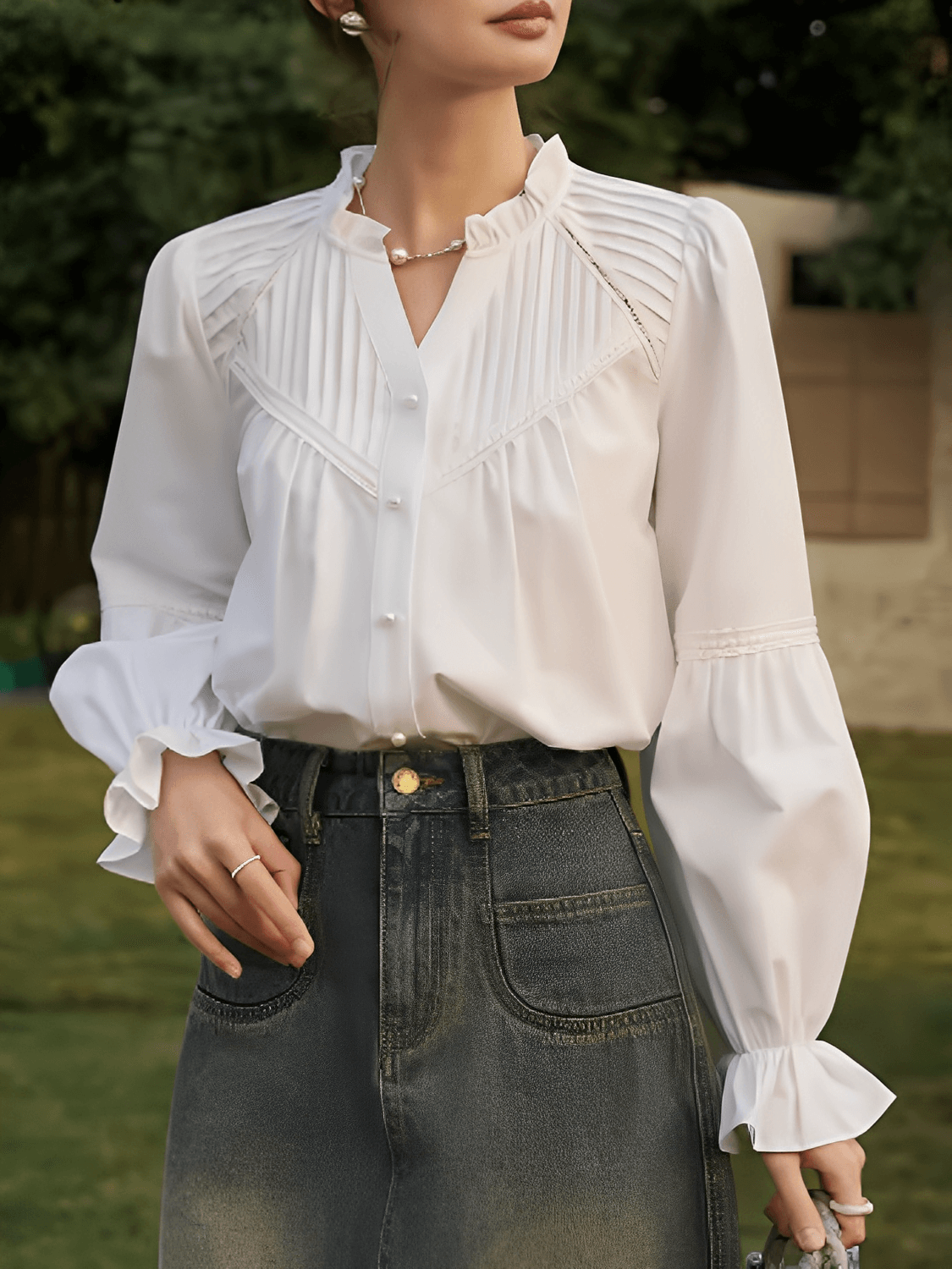 Camisa Feminina em Algodão com Renda Plissada Manga Bufante e Botões Pérola  – Isla
