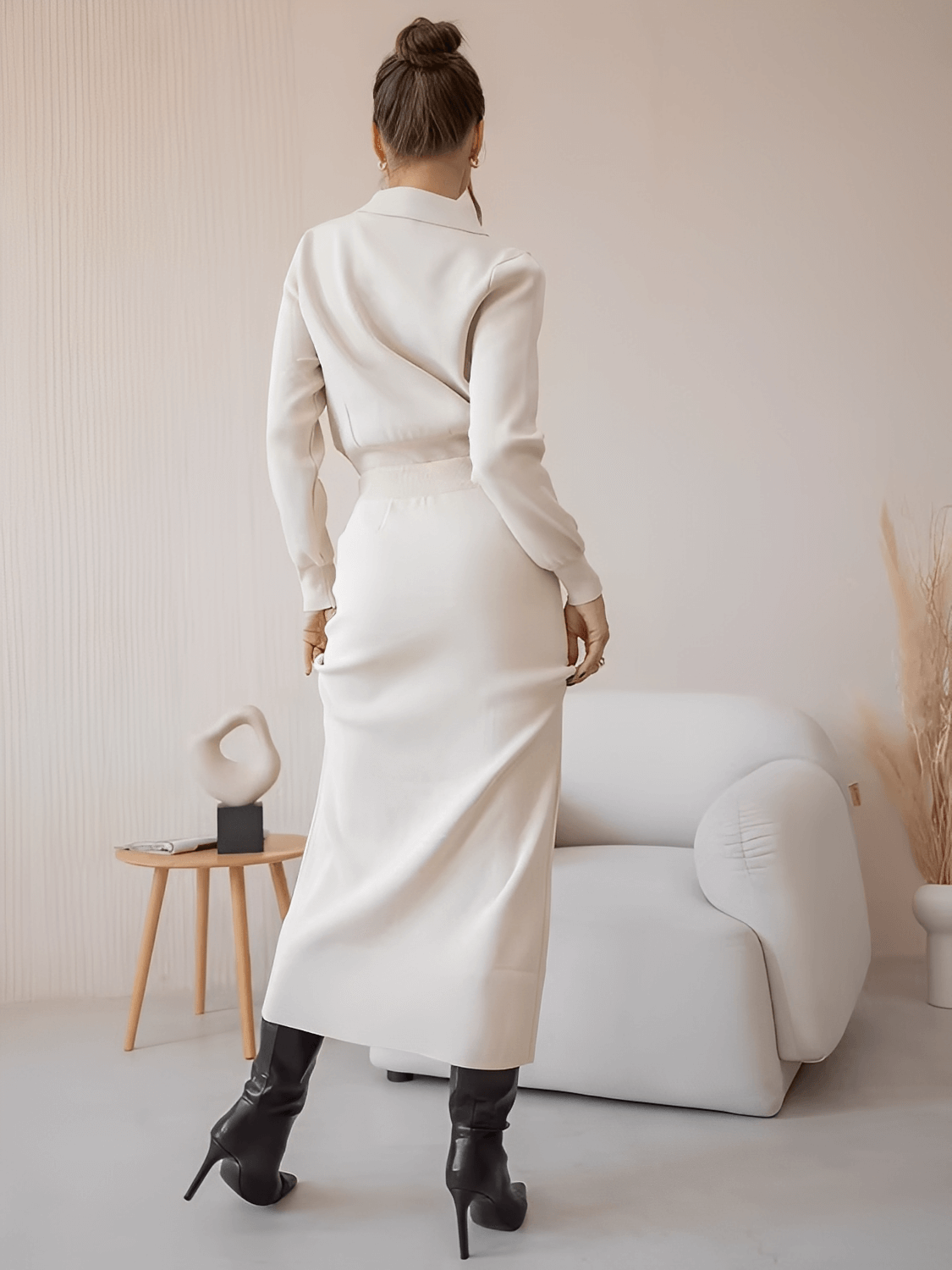 Conjunto Feminino Alfaiataria em Viscose com Suéter de Gola Virada e Saia Midi com Bolsos e Botões - Geyze
