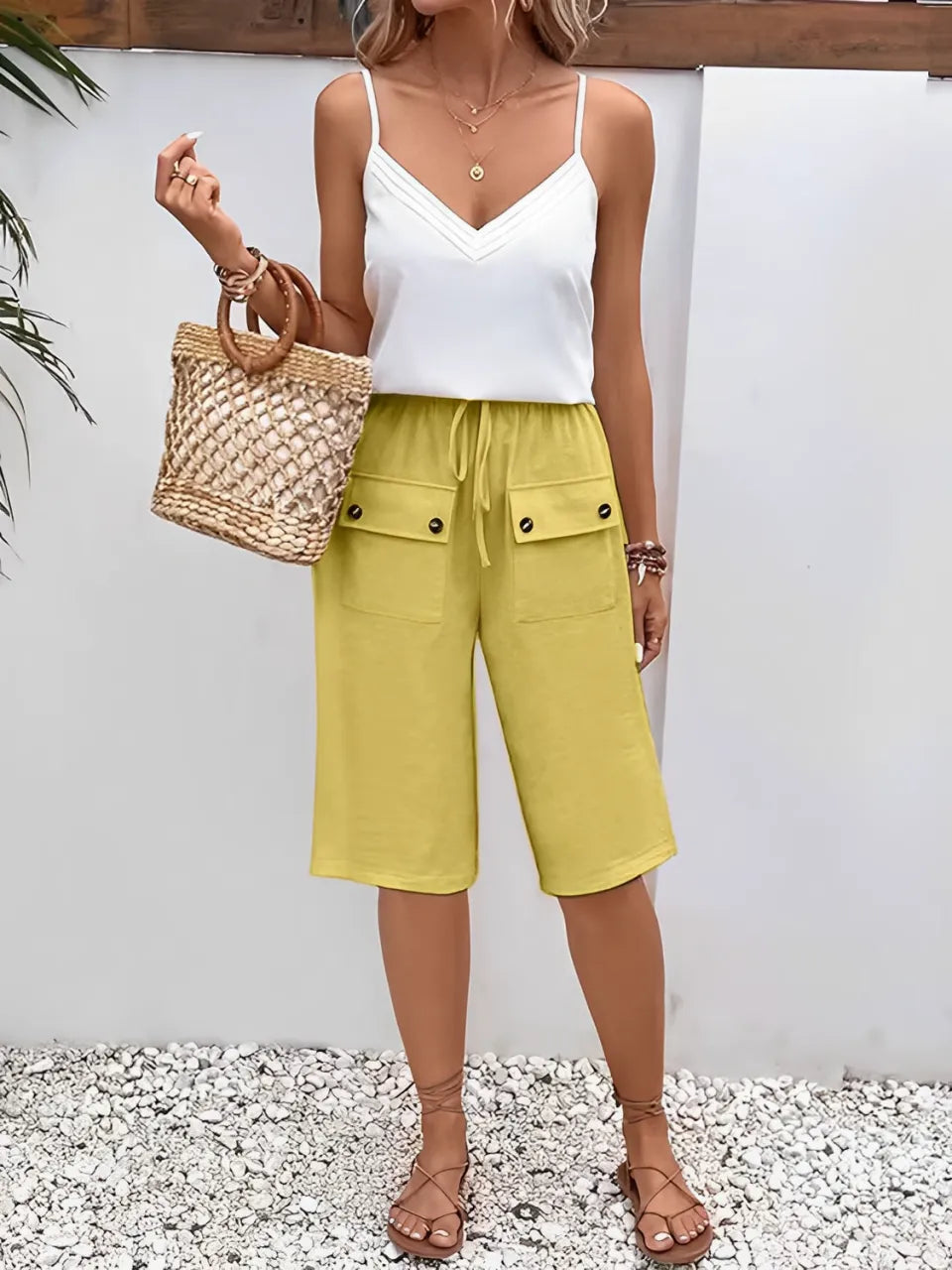 Bermuda Feminina com Bolsos Cargo e Cintura Elástica - Kylie [FRETE FULL]