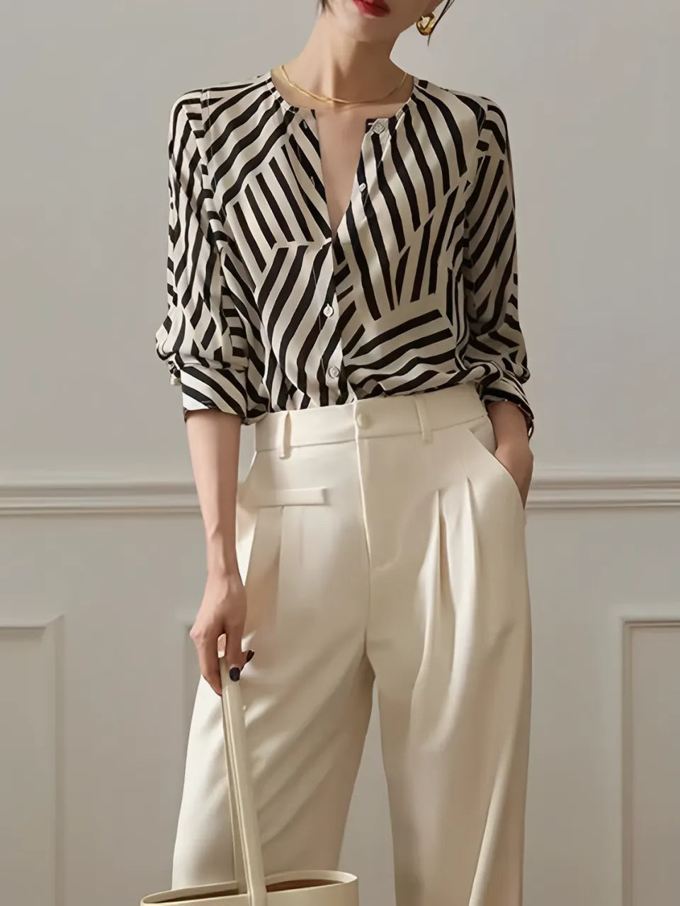 Camisa Feminina Listrada com Gola Redonda e Botões - Eudora